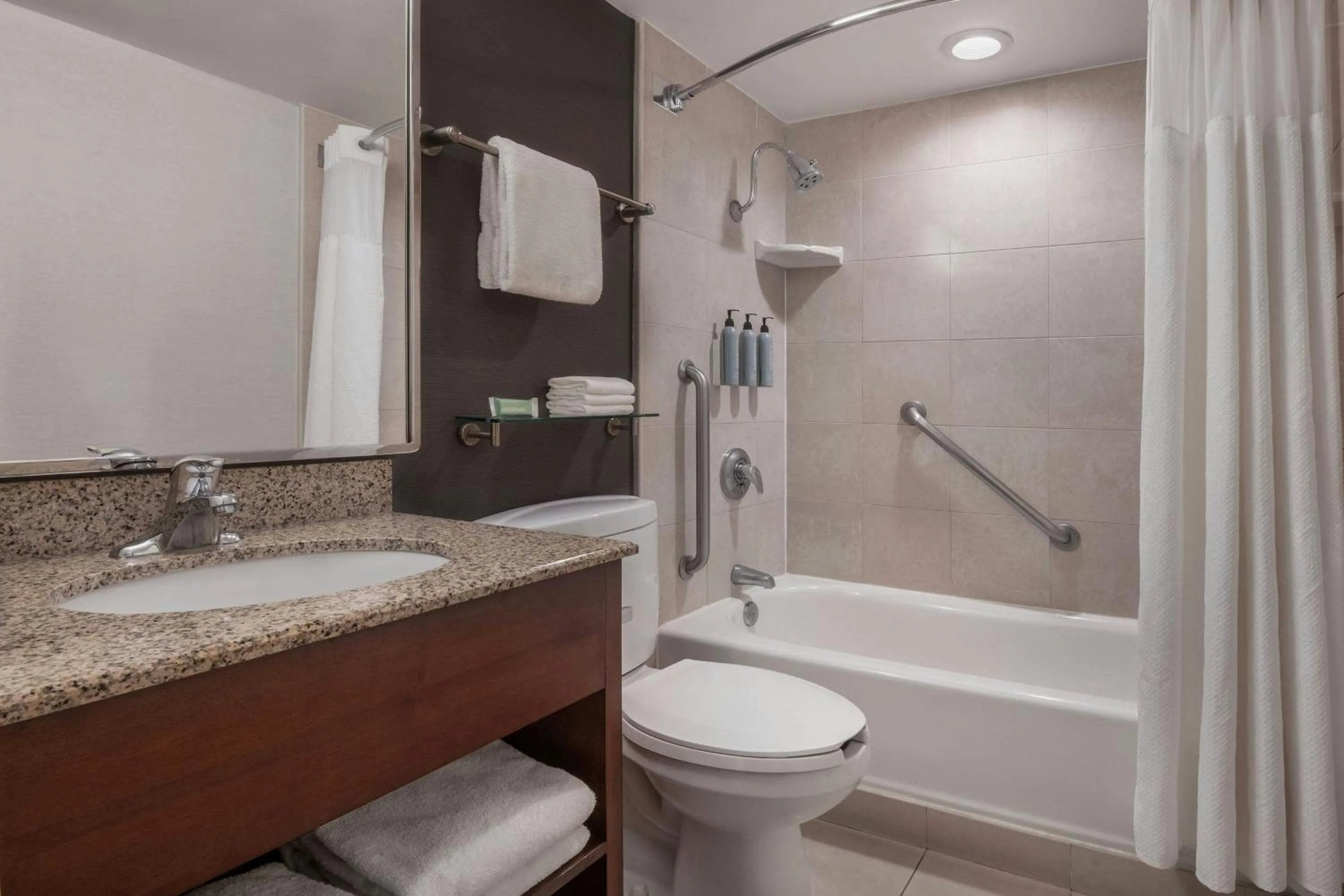 Bathroom in Courtyard by Marriott Los Angeles Pasadena/Monrovia