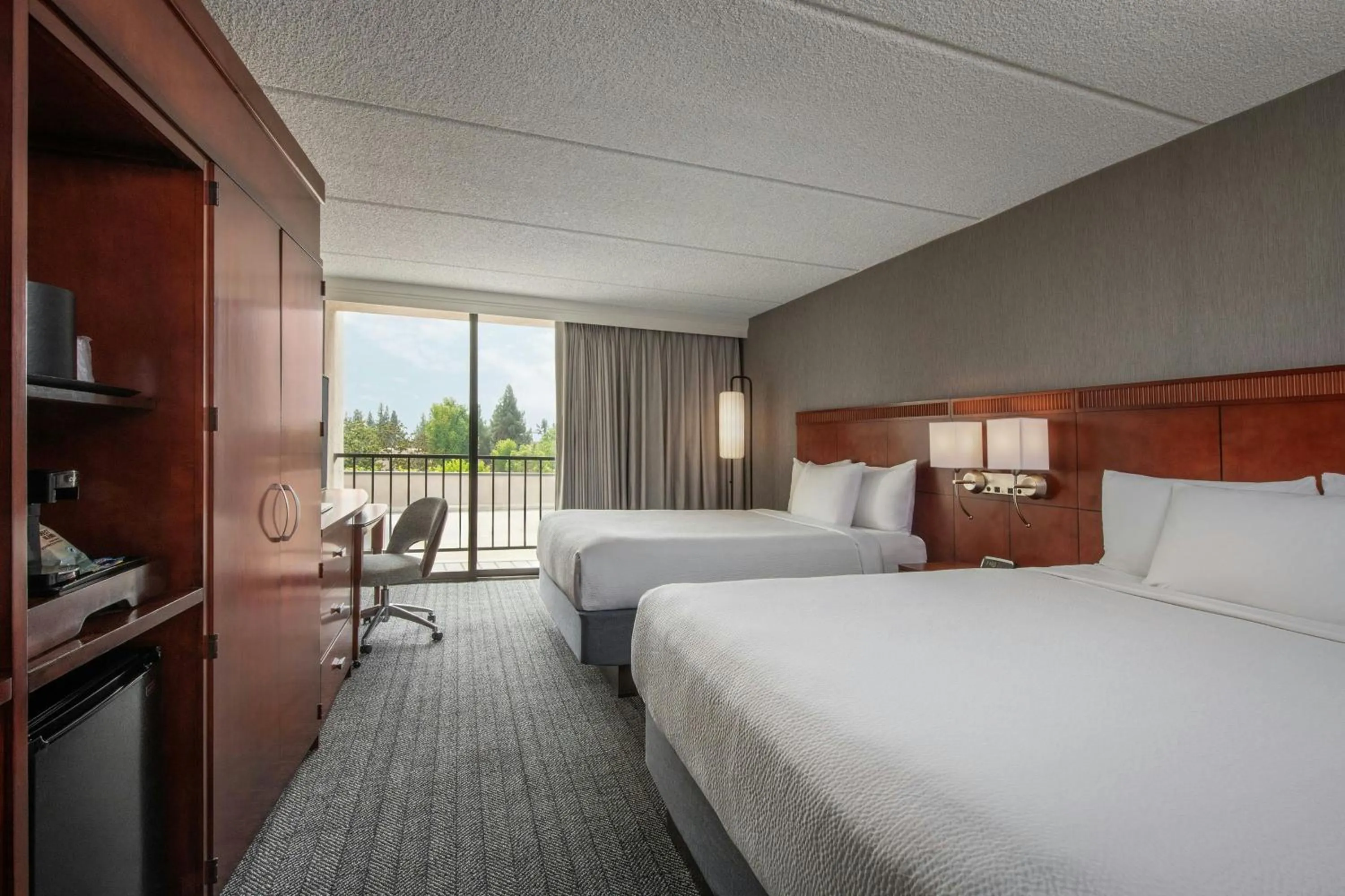 Photo of the whole room, Bed in Courtyard by Marriott Los Angeles Pasadena/Monrovia