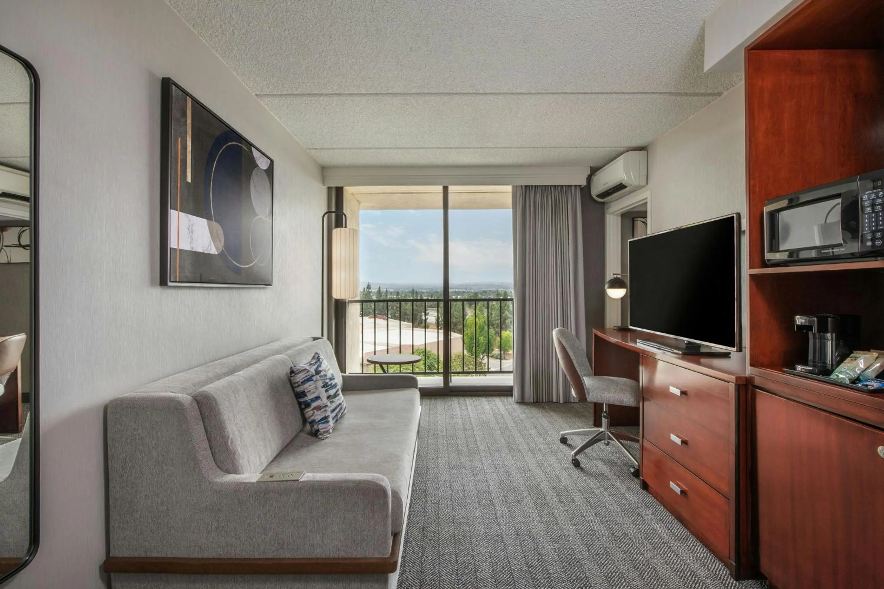 Living room in Courtyard by Marriott Los Angeles Pasadena/Monrovia
