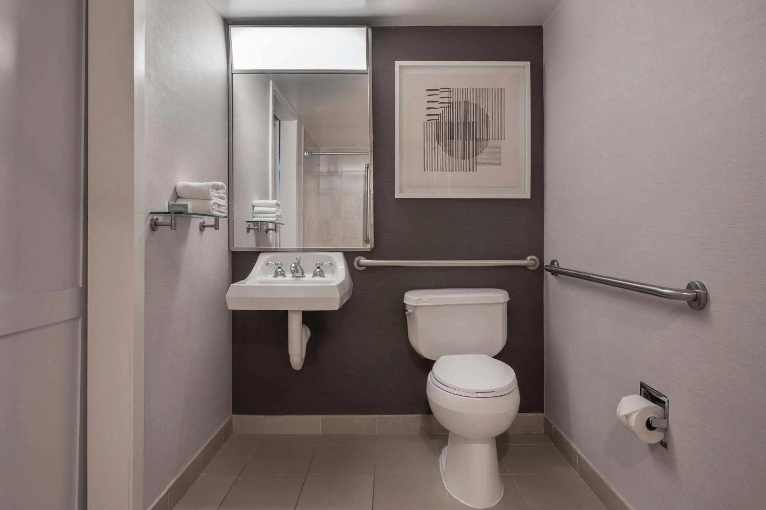 Bathroom in Courtyard by Marriott Los Angeles Pasadena/Monrovia