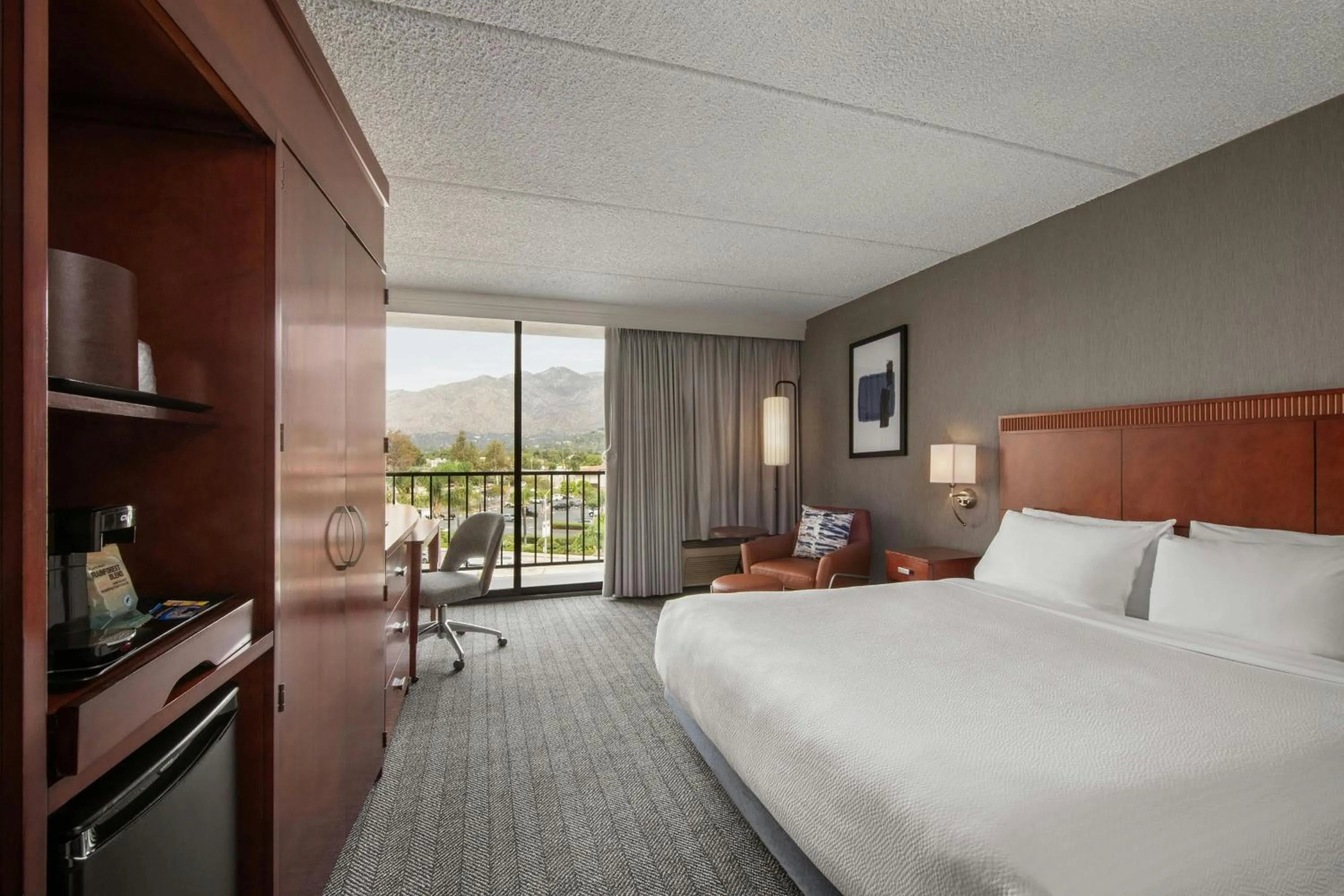 Photo of the whole room, Bed in Courtyard by Marriott Los Angeles Pasadena/Monrovia