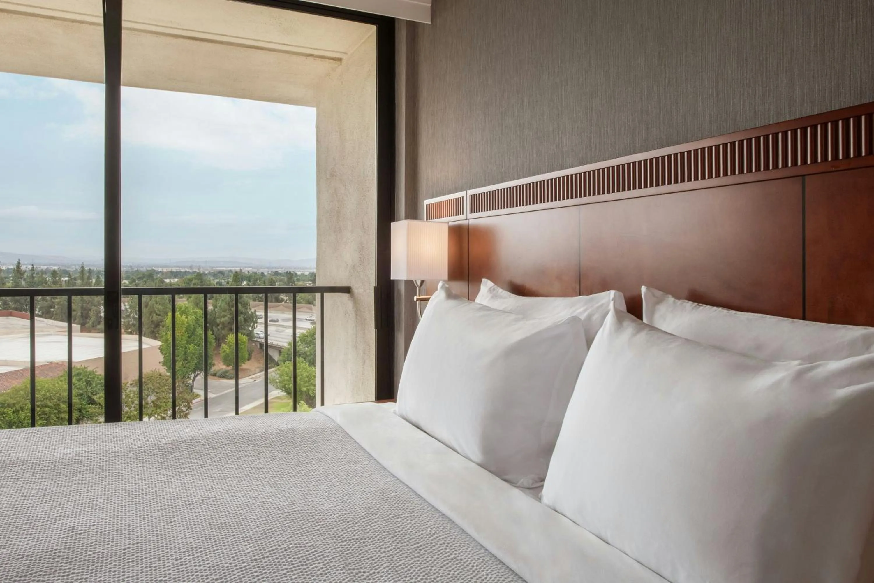 Photo of the whole room, Bed in Courtyard by Marriott Los Angeles Pasadena/Monrovia