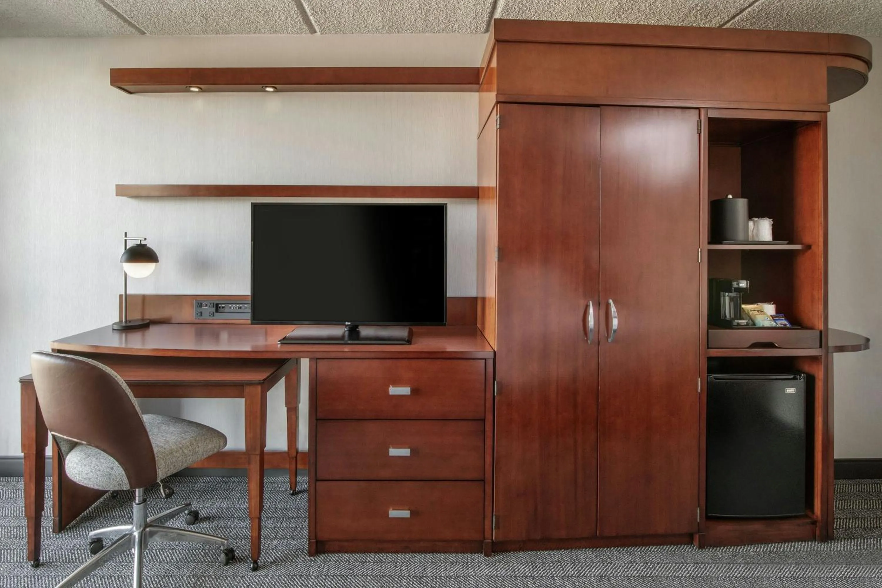Photo of the whole room in Courtyard by Marriott Los Angeles Pasadena/Monrovia