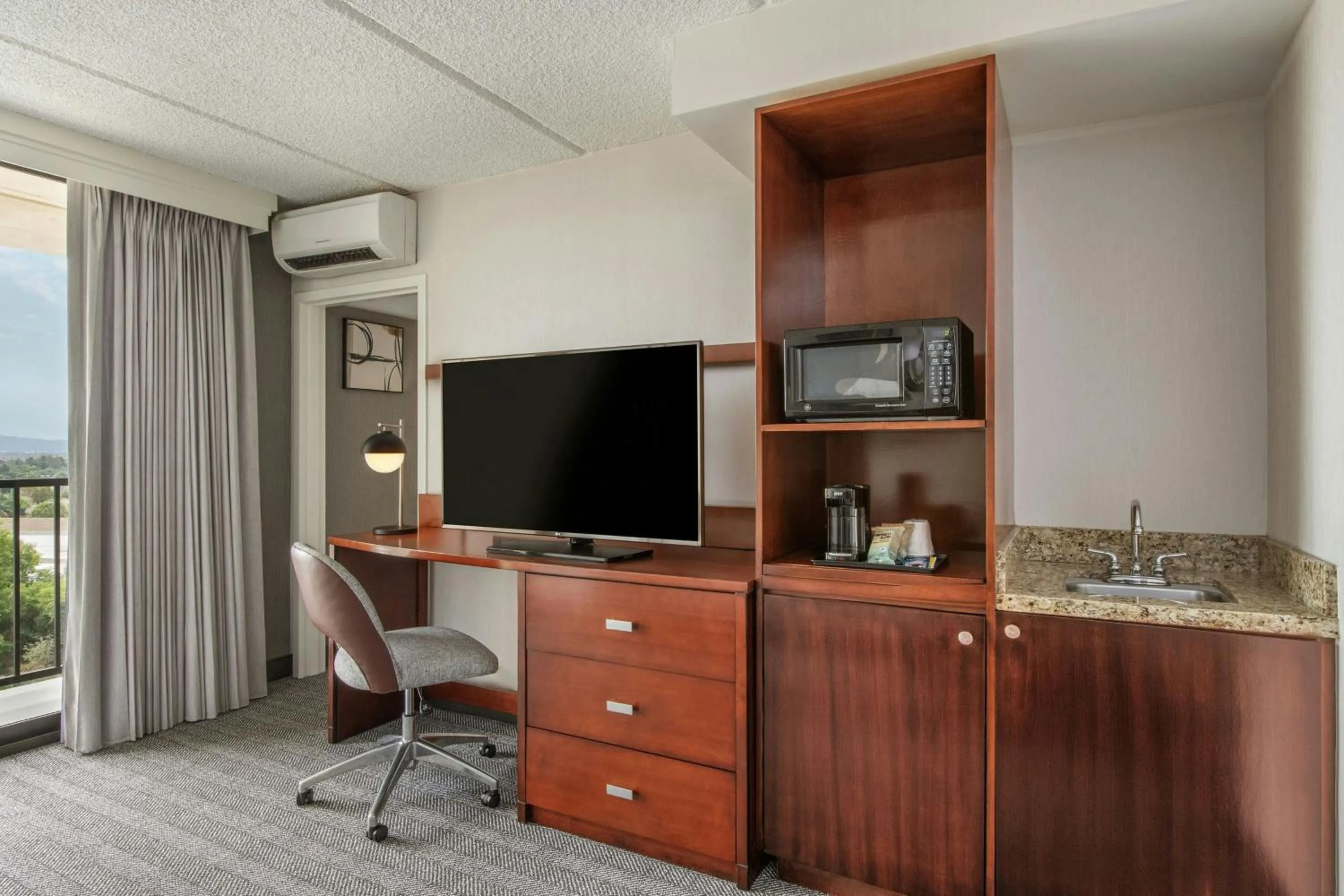 Photo of the whole room in Courtyard by Marriott Los Angeles Pasadena/Monrovia