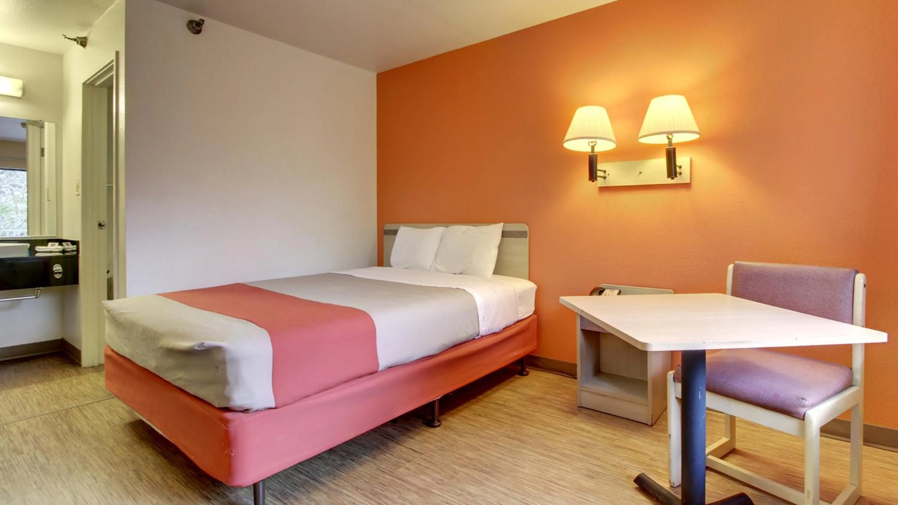 Bedroom, Bed in Motel 6-Des Moines, IA - North