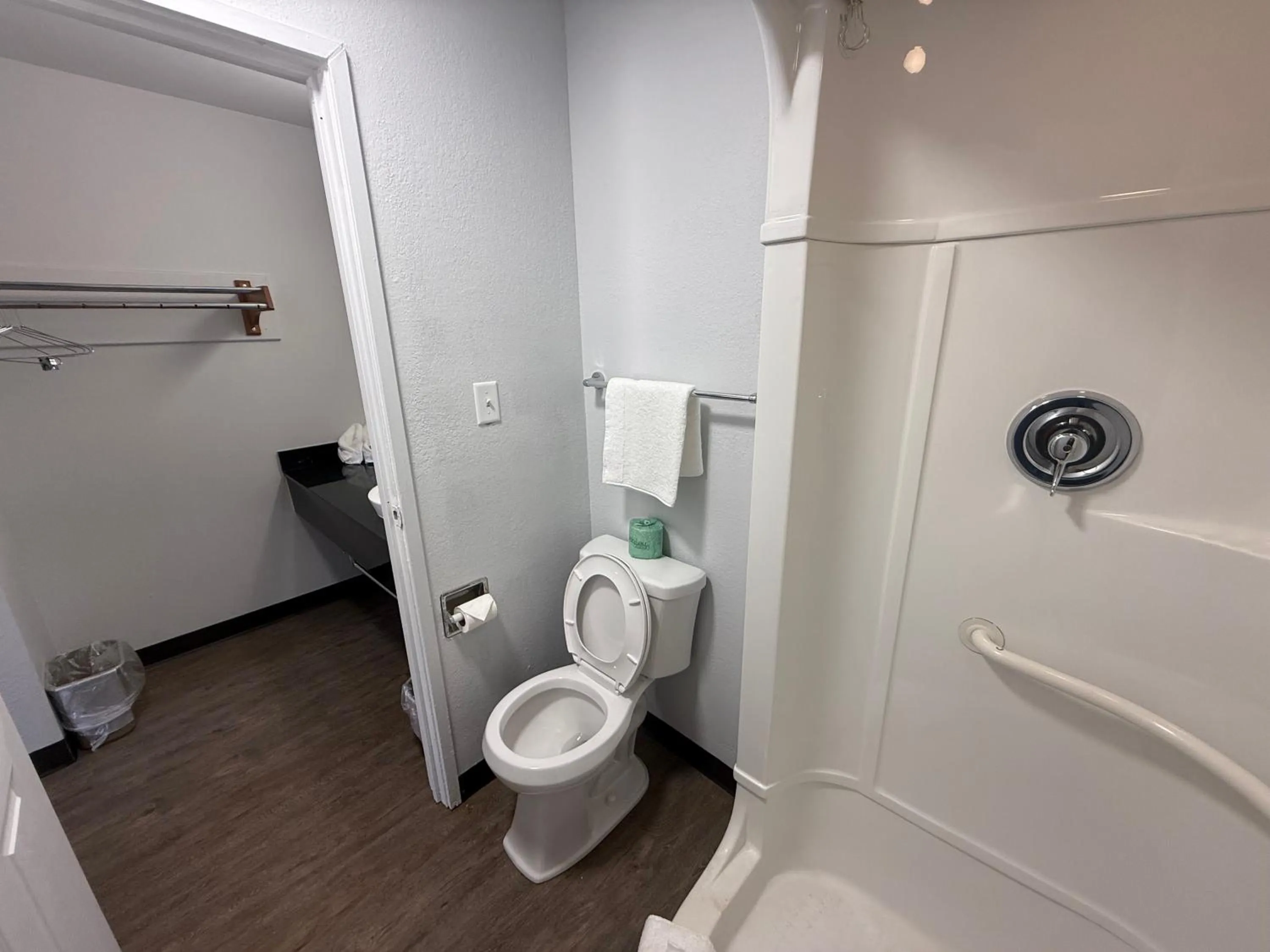 Bathroom in Motel 6-Des Moines, IA - North