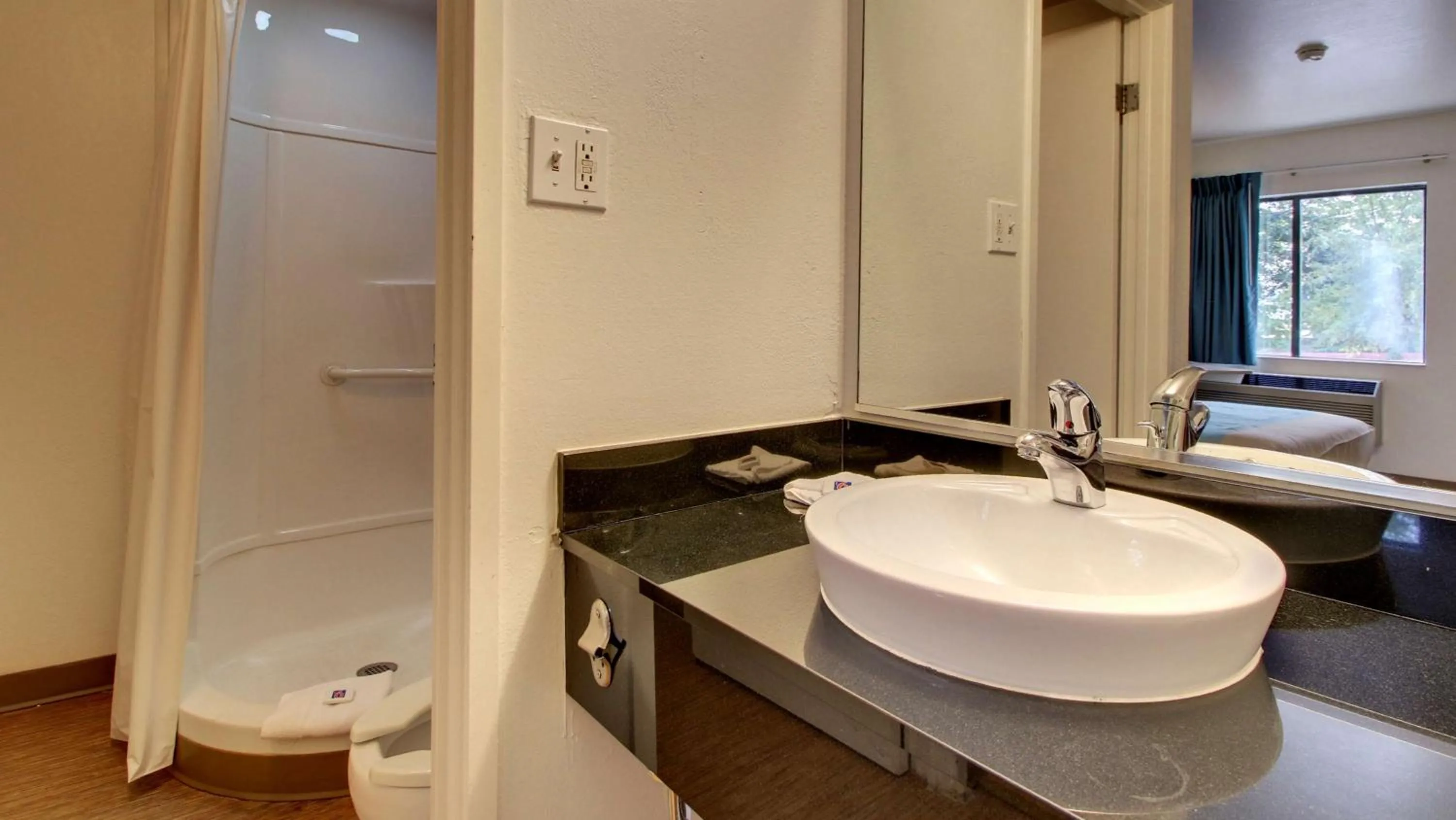 Toilet, Bed in Motel 6-Des Moines, IA - North