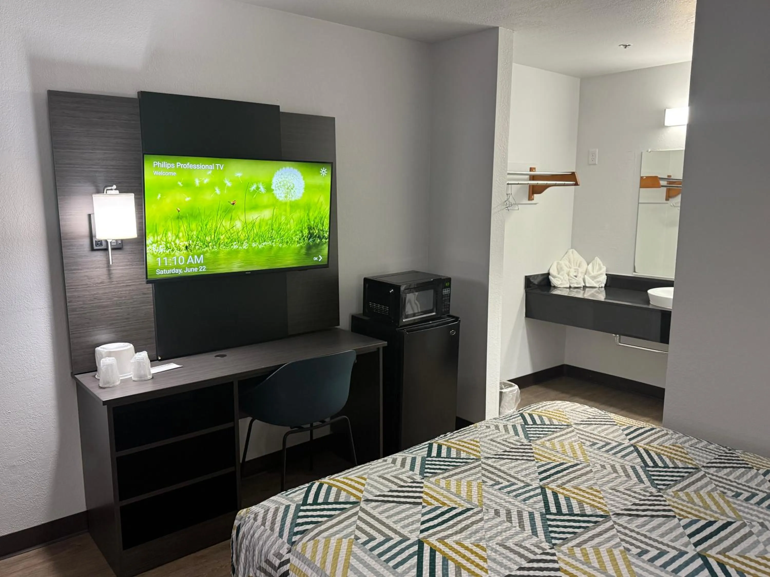 Bed in Motel 6-Des Moines, IA - North