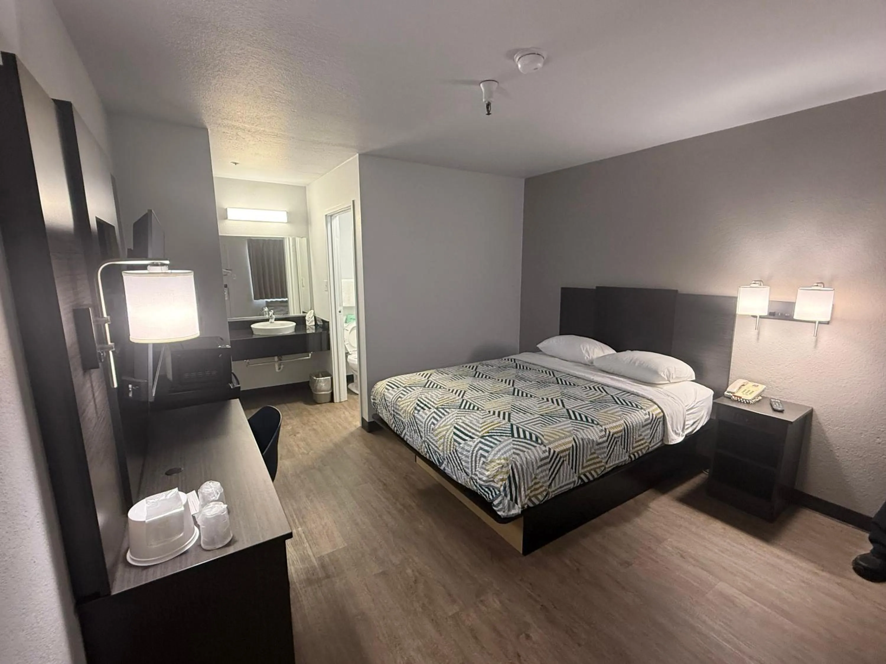 Bed in Motel 6-Des Moines, IA - North