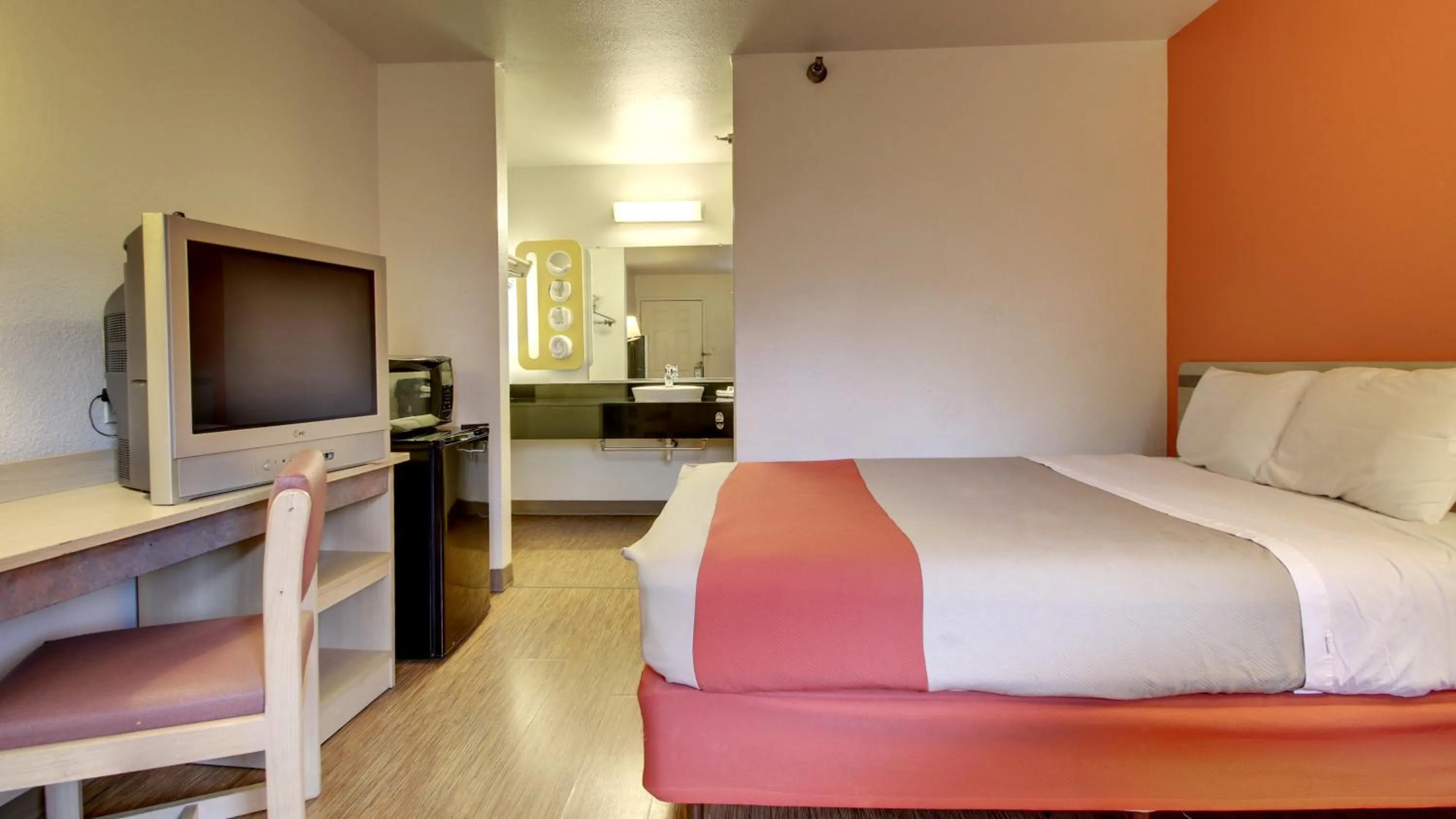 Bedroom, Bed in Motel 6-Des Moines, IA - North