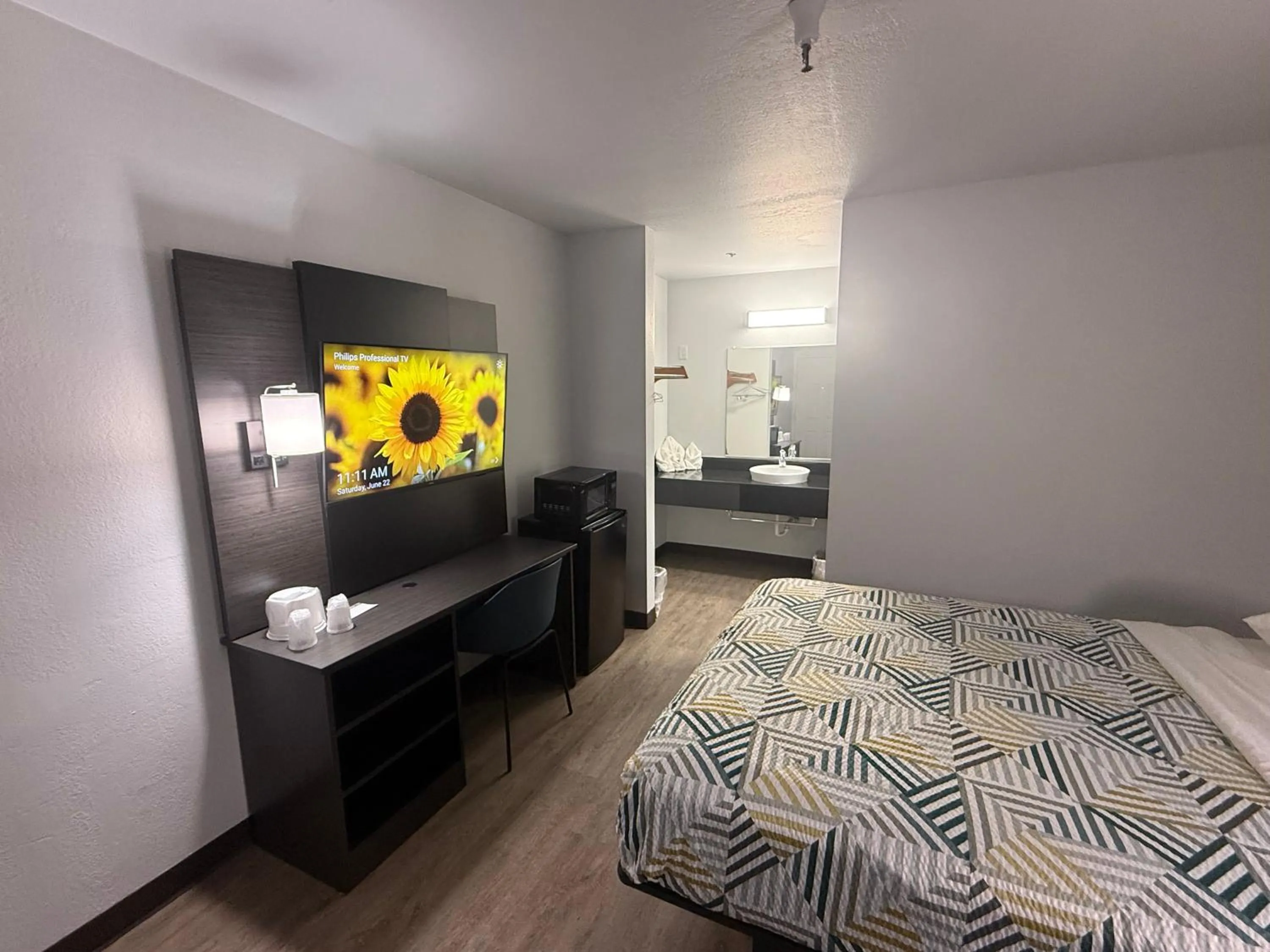 TV and multimedia, Bed in Motel 6-Des Moines, IA - North