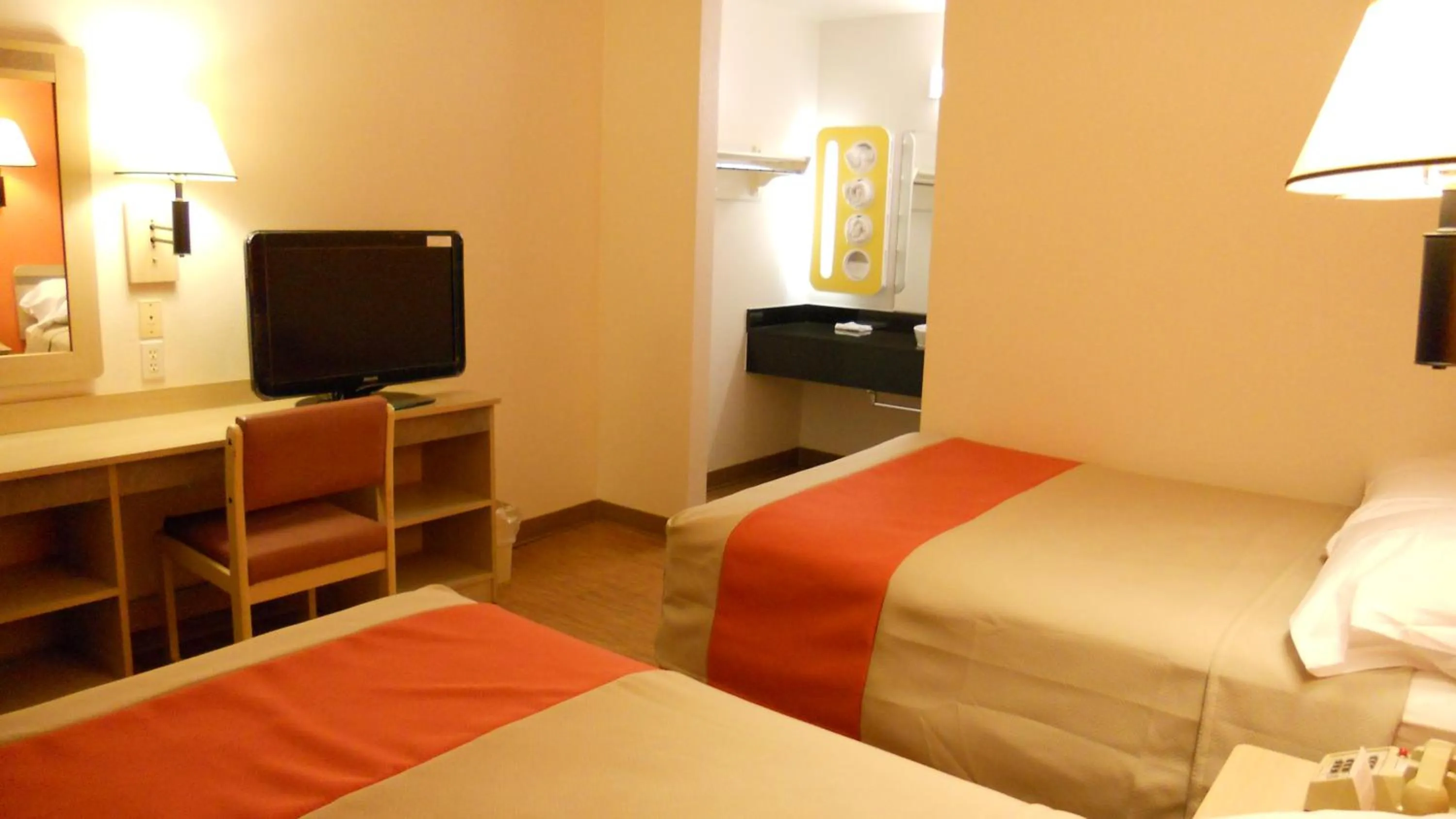 Photo of the whole room, Bed in Motel 6-Des Moines, IA - North