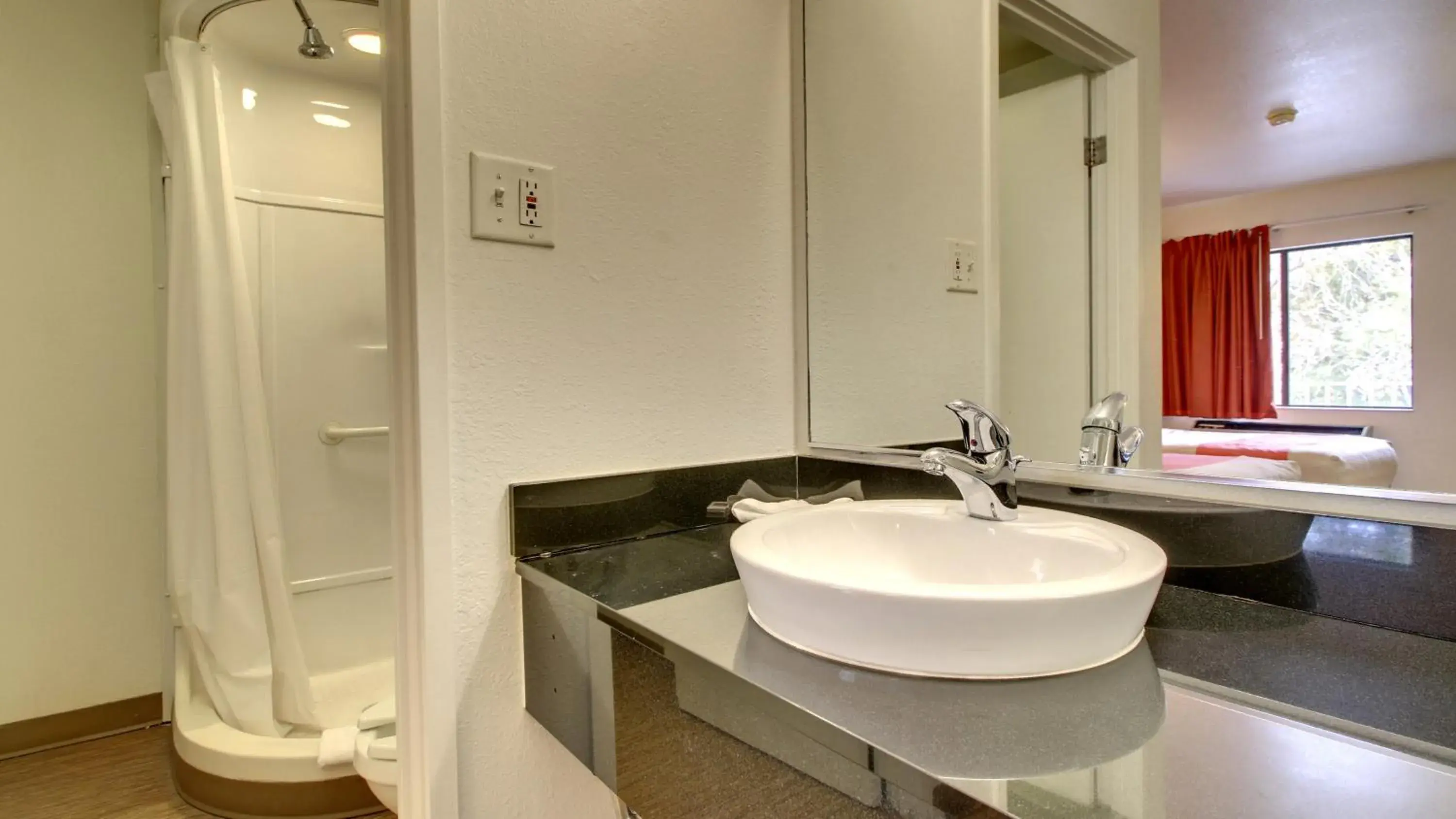 Deluxe Queen Room - Non-Smoking in Motel 6-Des Moines, IA - North Deluxe Queen Room - Non-Smoking in Motel 6-Des Moines, IA - North