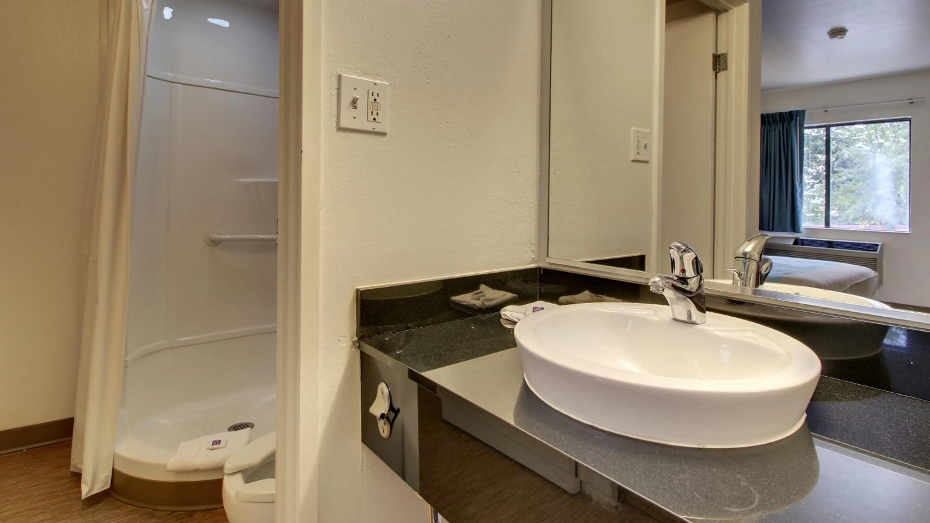 Bathroom, Bed in Motel 6-Des Moines, IA - North