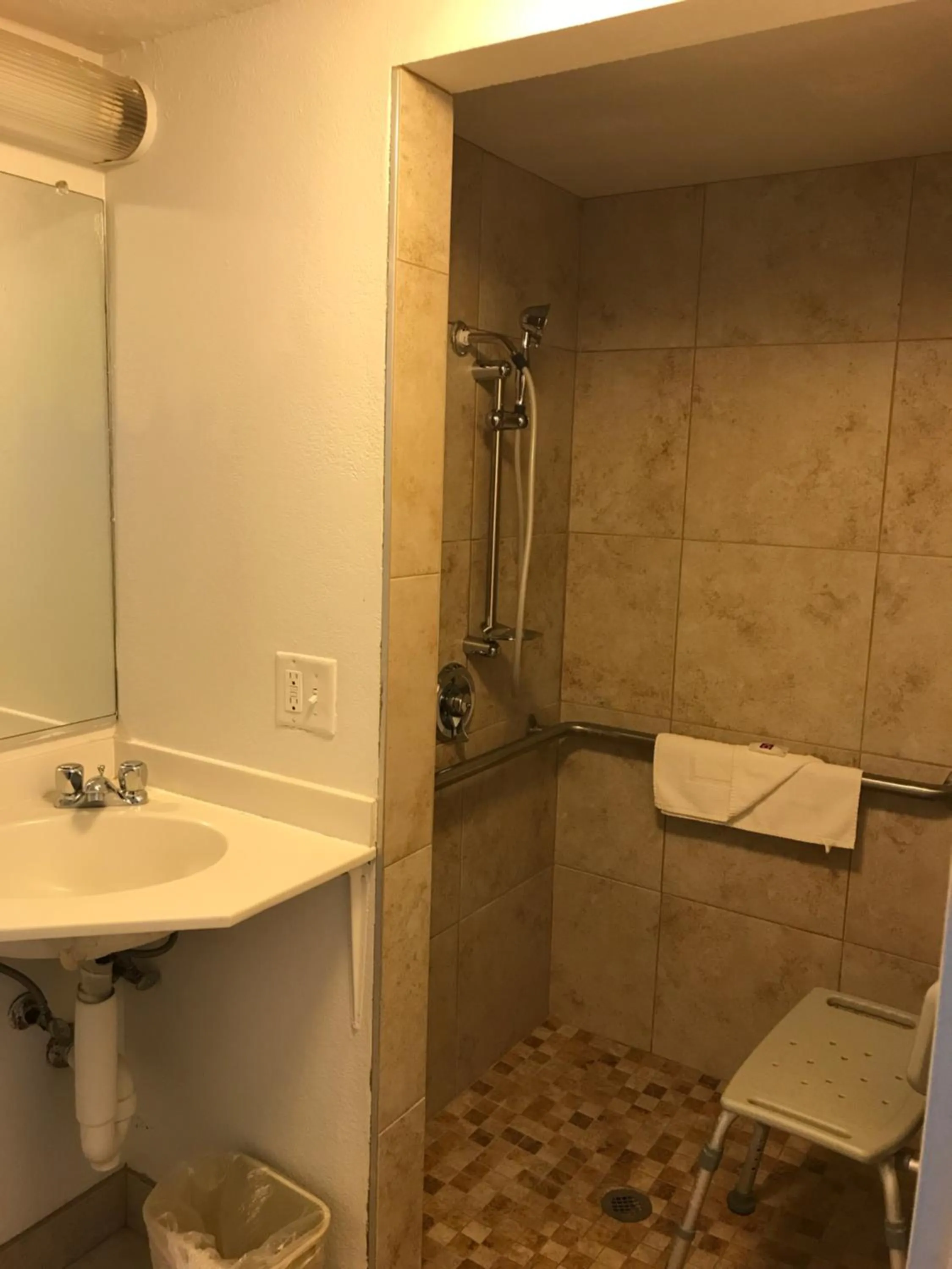 Bathroom in Motel 6-Des Moines, IA - North