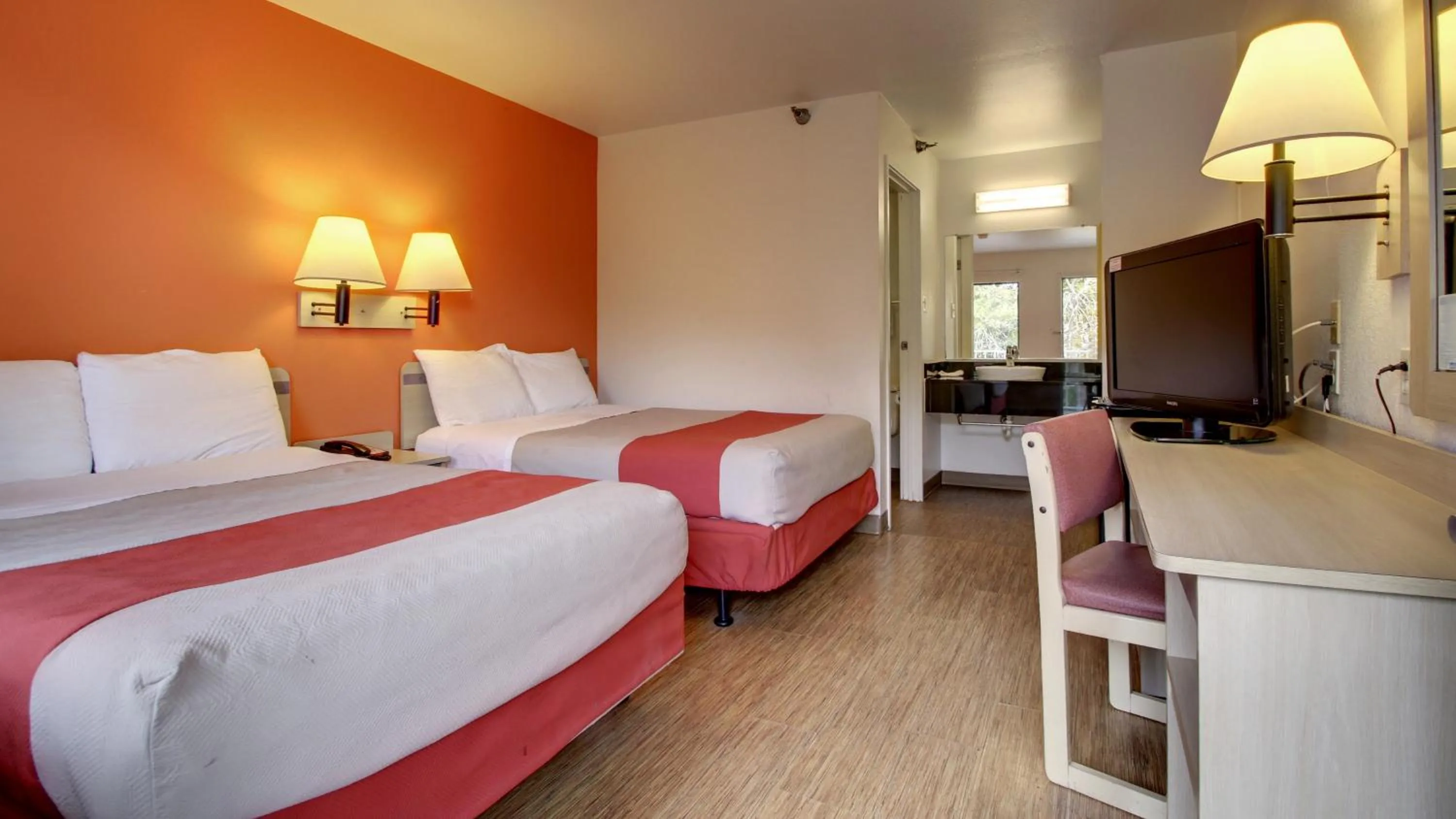 Bedroom, Bed in Motel 6-Des Moines, IA - North