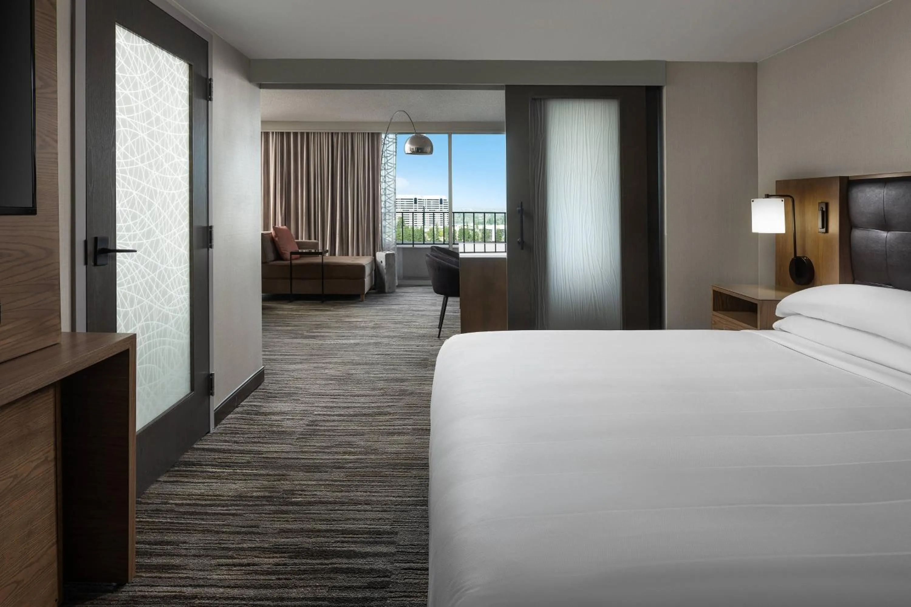 Photo of the whole room, Bed in Warner Center Marriott Woodland Hills