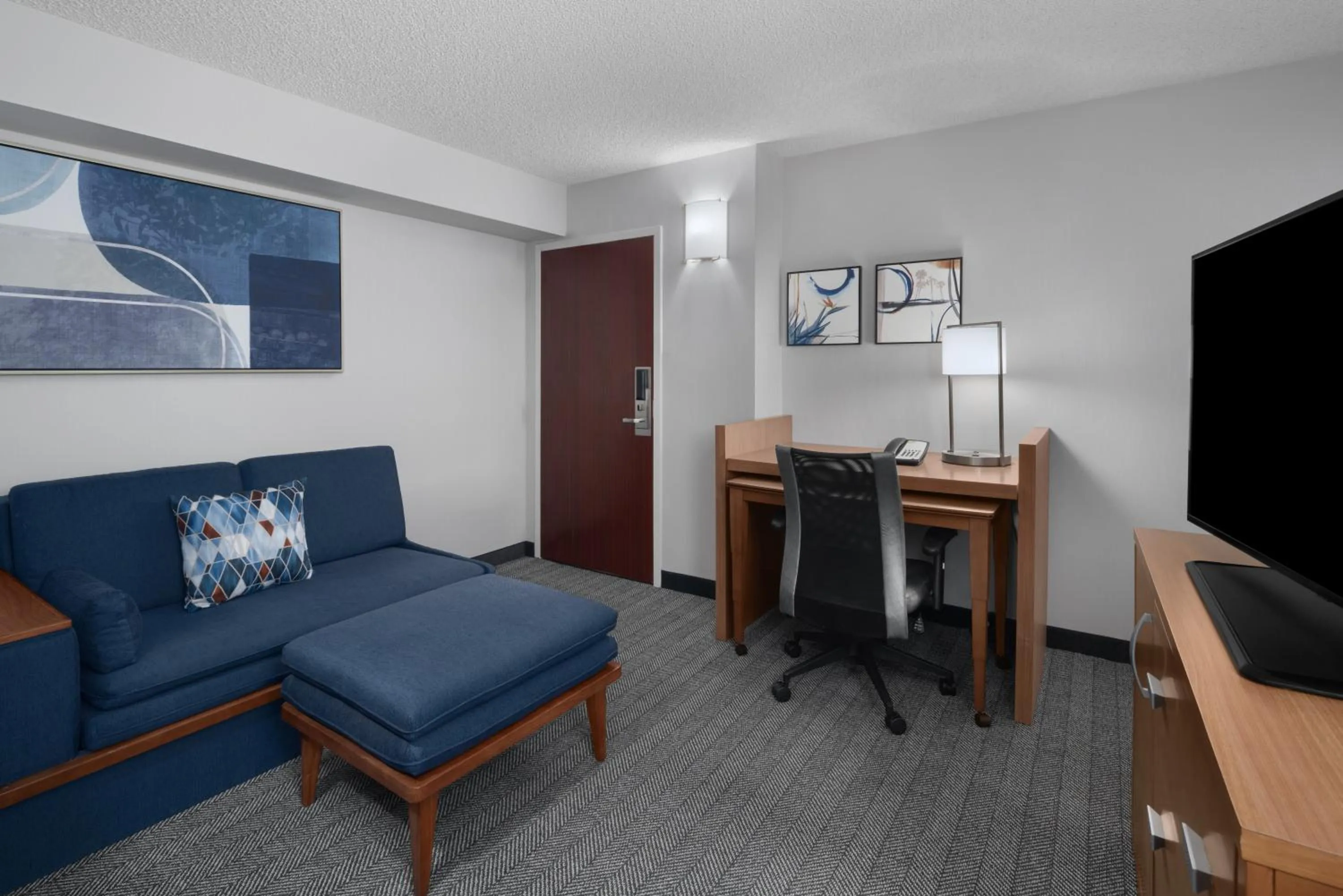 Living room in Courtyard by Marriott Cypress Anaheim / Orange County