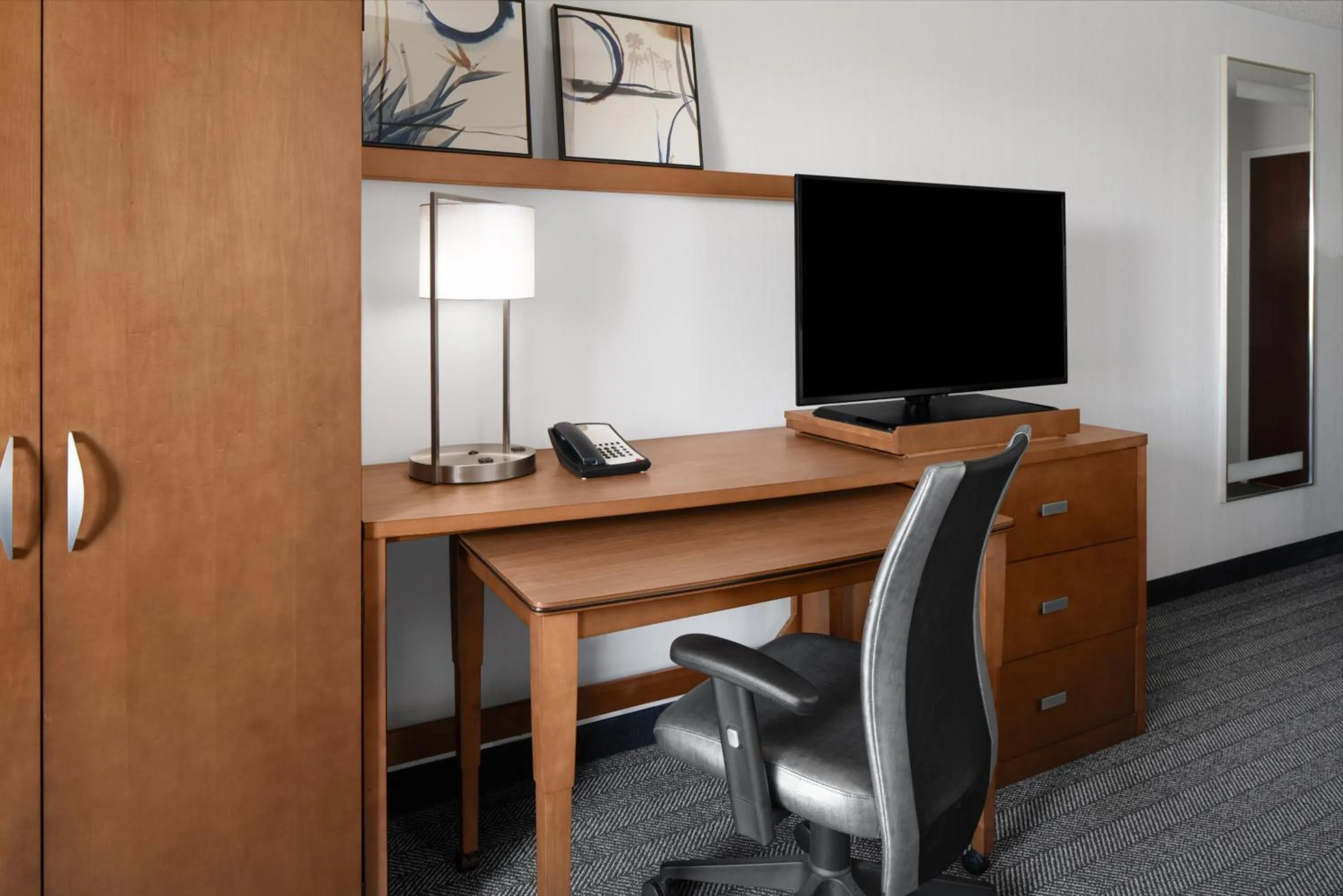 Bedroom in Courtyard by Marriott Cypress Anaheim / Orange County