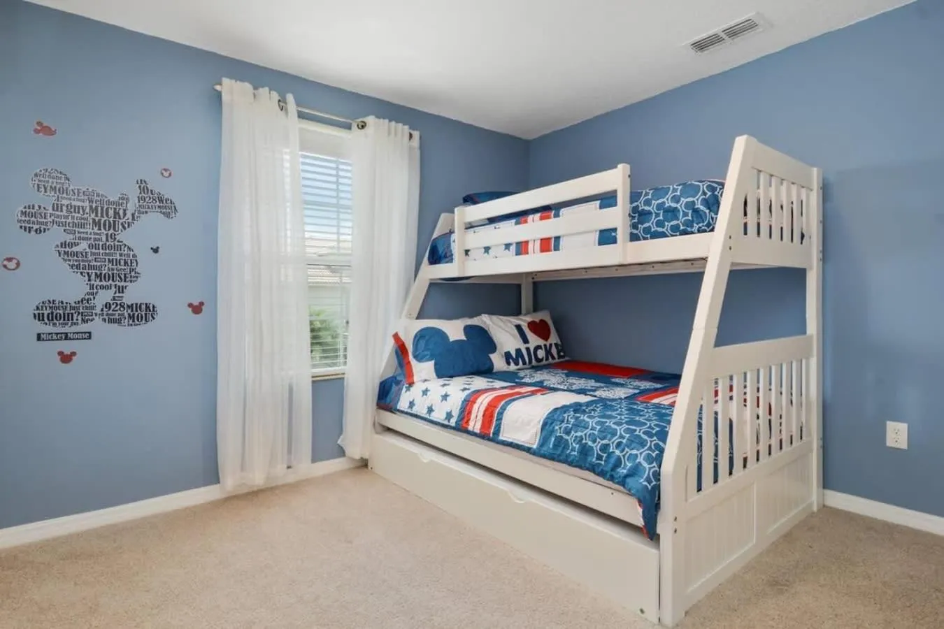 Bed in Five Bedrooms Home with Pool 4851