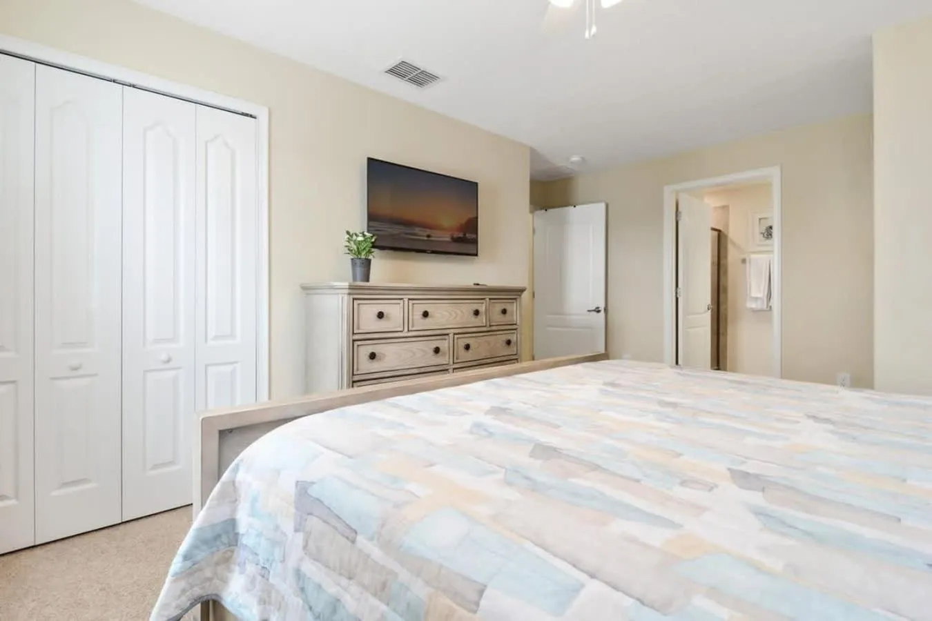 Bed in Five Bedrooms Home with Pool 4851