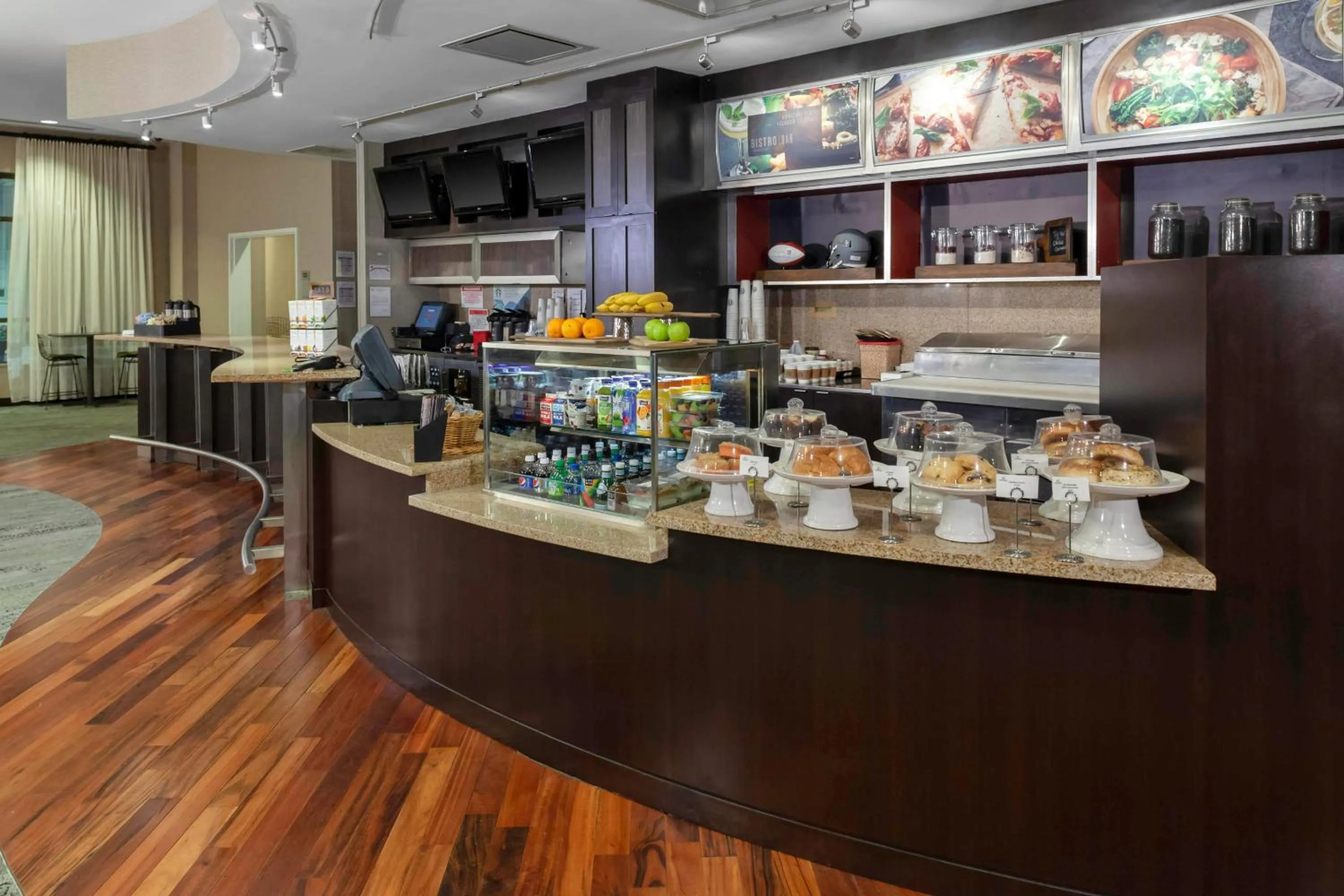 Breakfast in Courtyard Memphis Downtown