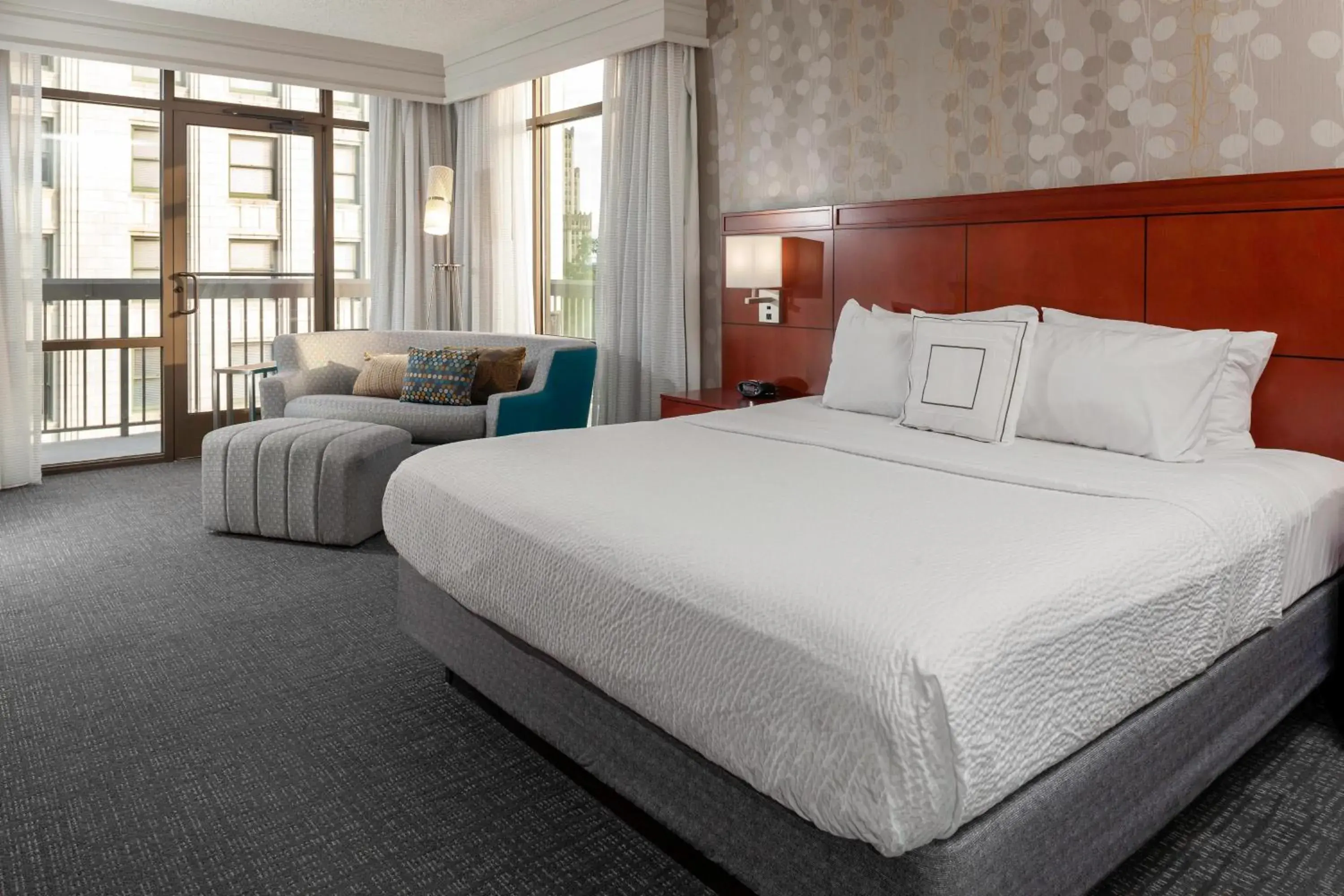 King Room with Balcony in Courtyard Memphis Downtown King Room with Balcony in Courtyard Memphis Downtown