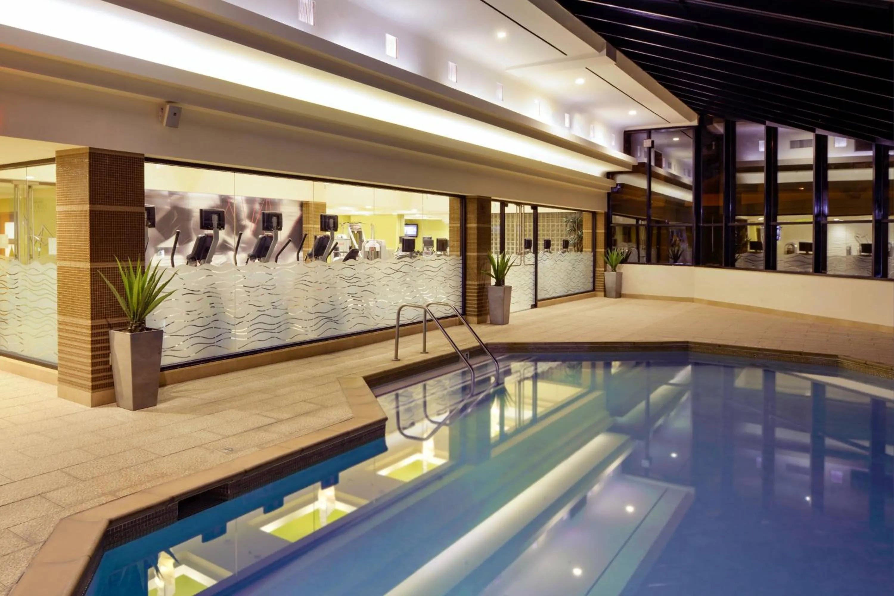 Swimming pool in Long Beach Marriott