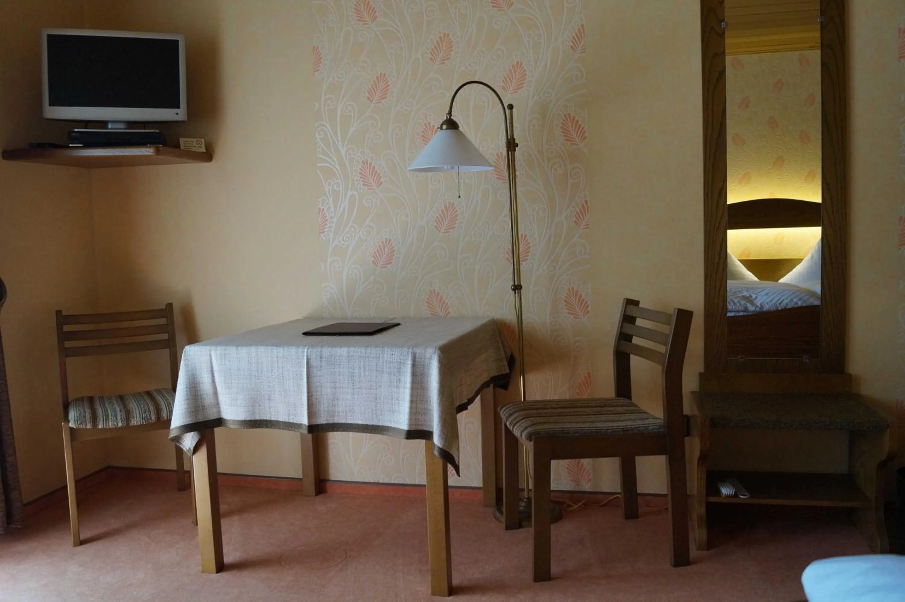 Photo of the whole room in Cafe Best Gaestezimmer