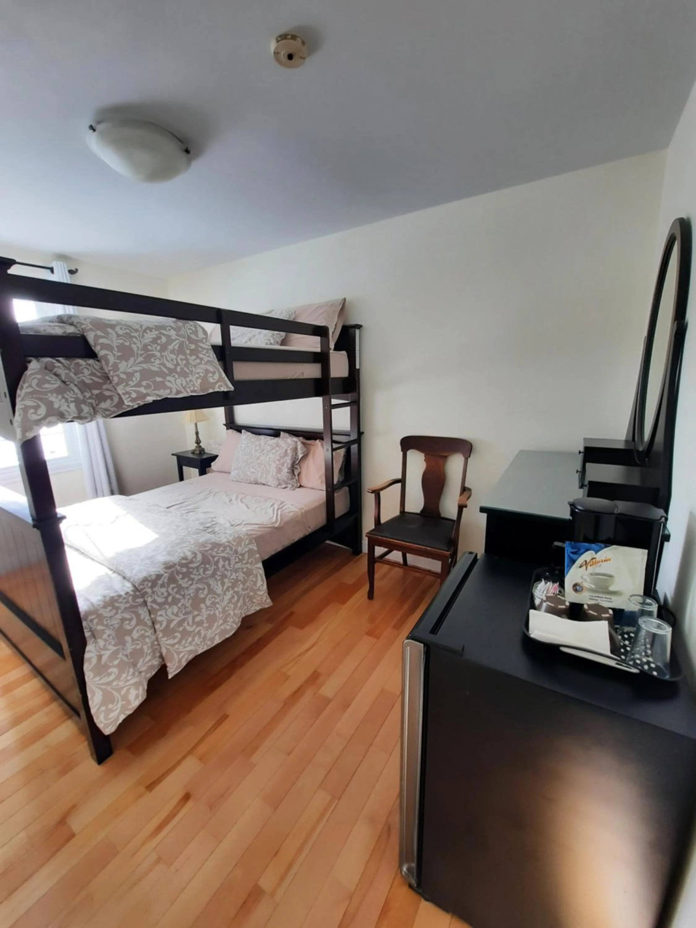 Photo of the whole room, Bed in Auberge Schweizer