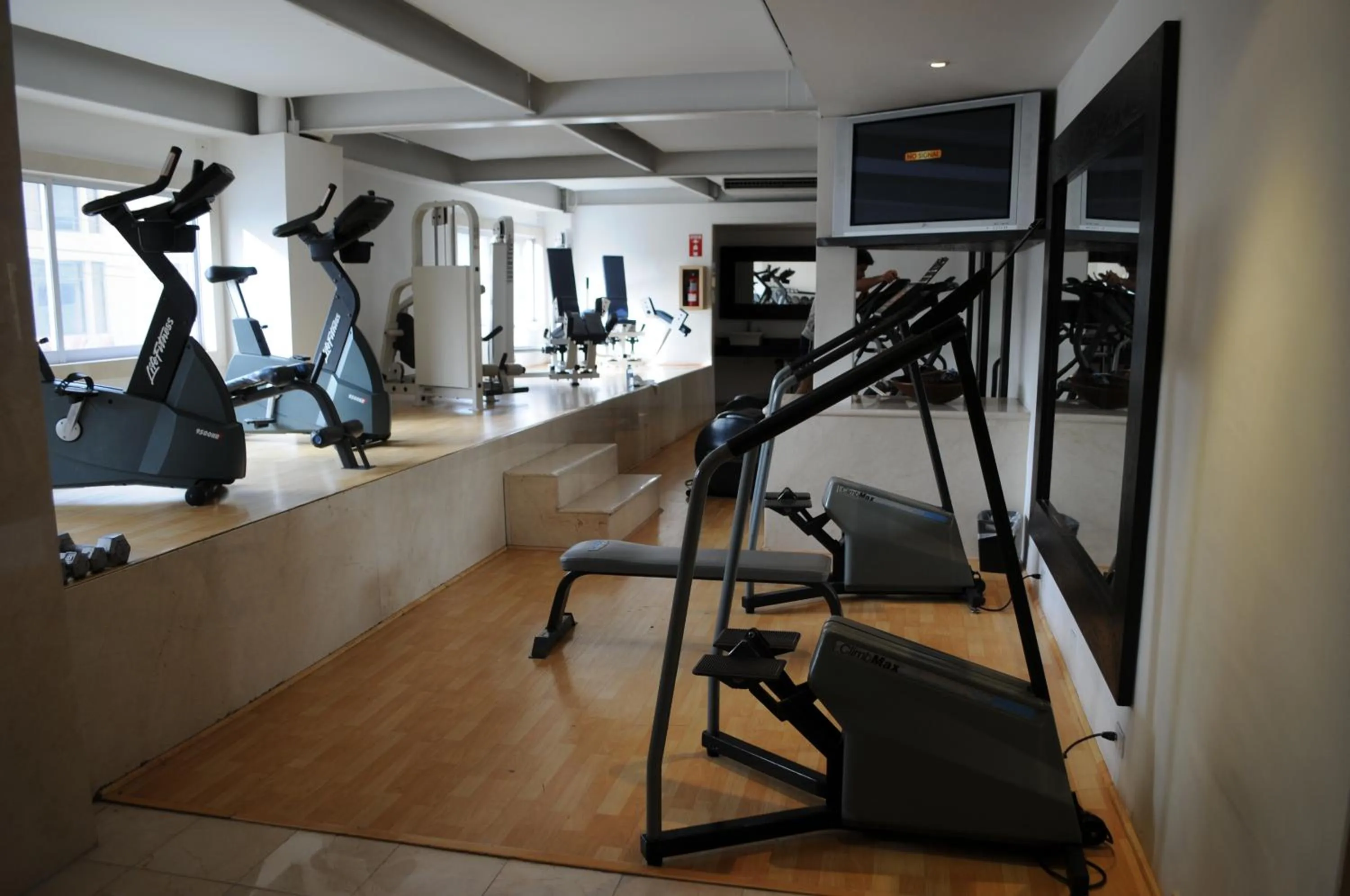 Fitness centre/facilities in Hotel Palacio Azteca Tijuana, Trademark by Wyndham