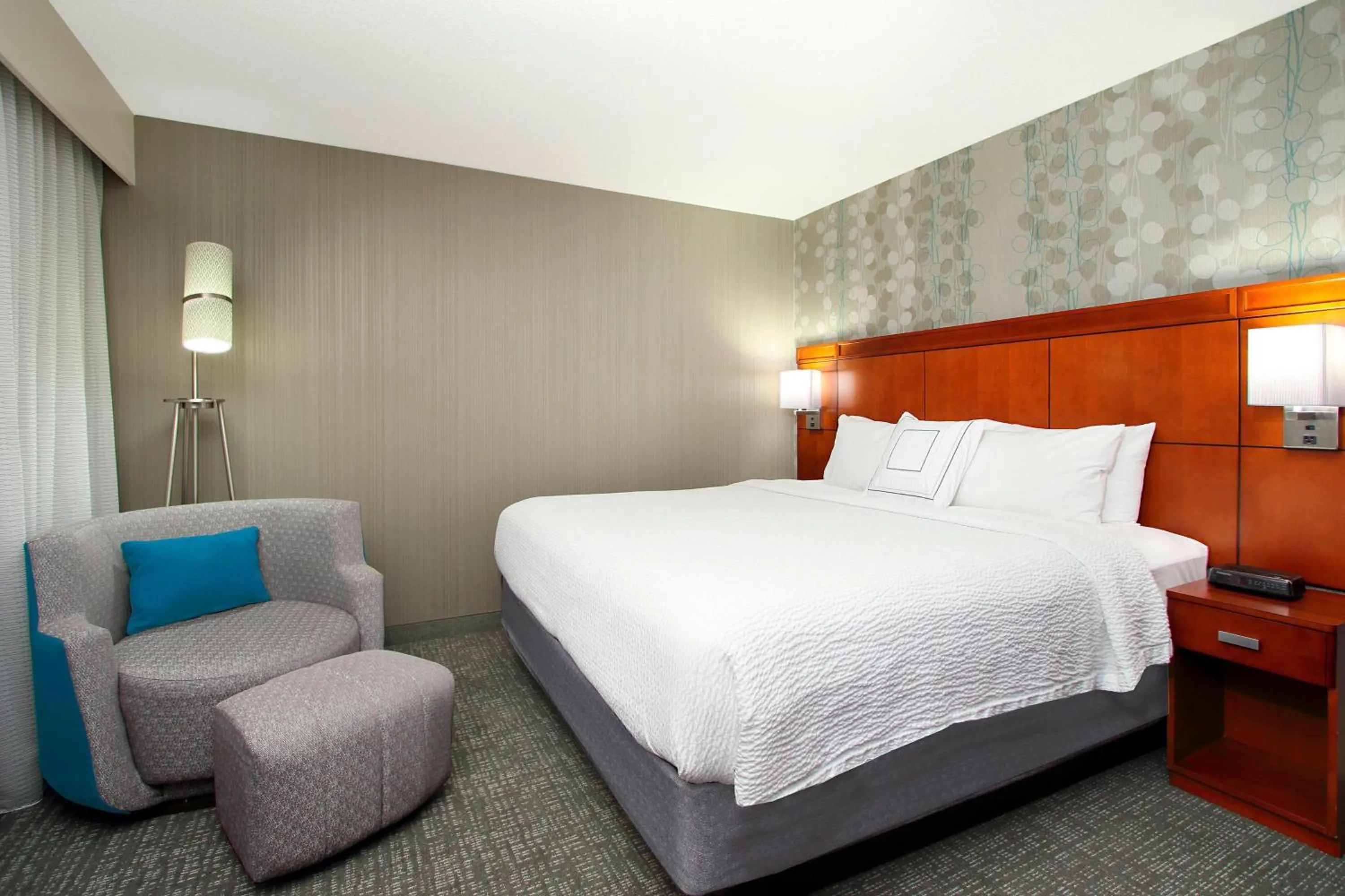 Photo of the whole room, Bed in Courtyard Oakland Downtown