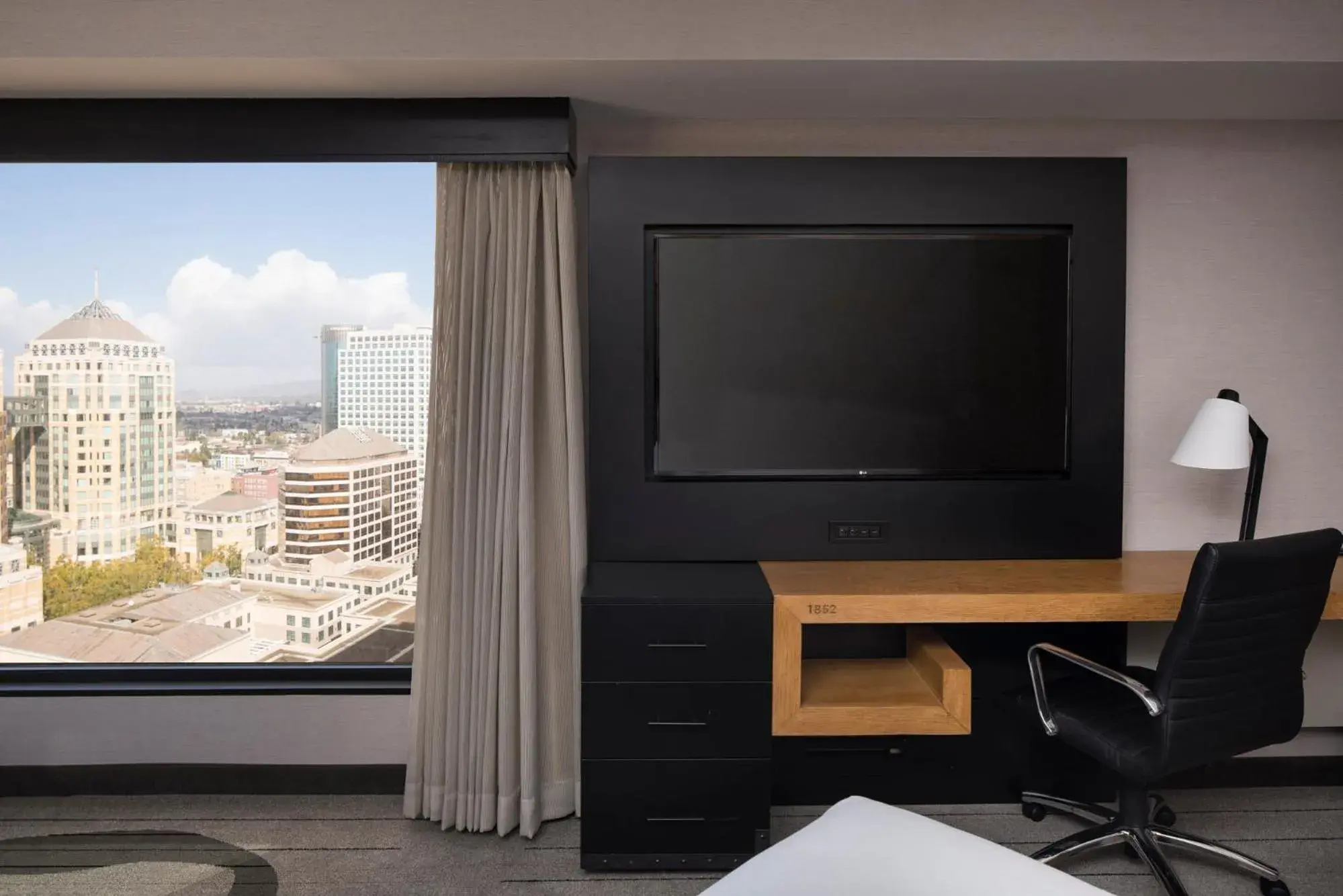 Corner King Room with Bay View in Oakland Marriott City Center Corner King Room with Bay View in Oakland Marriott City Center