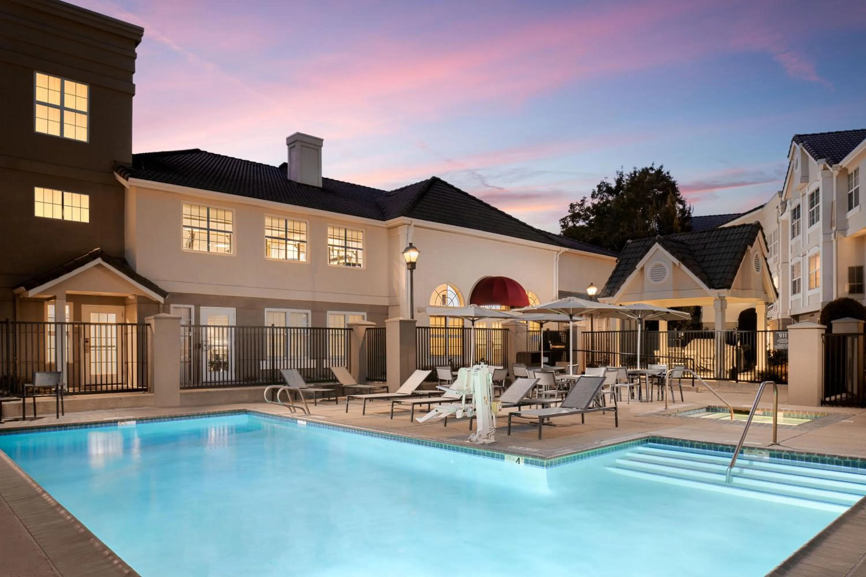 Swimming pool in Residence Inn Pleasanton
