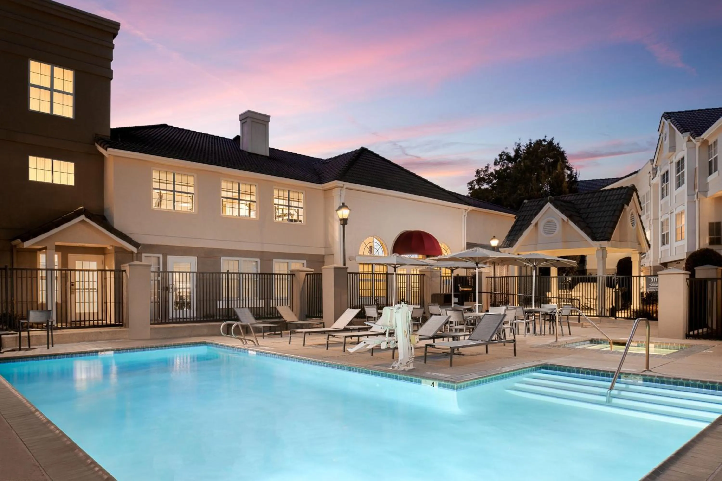 Swimming pool in Residence Inn Pleasanton