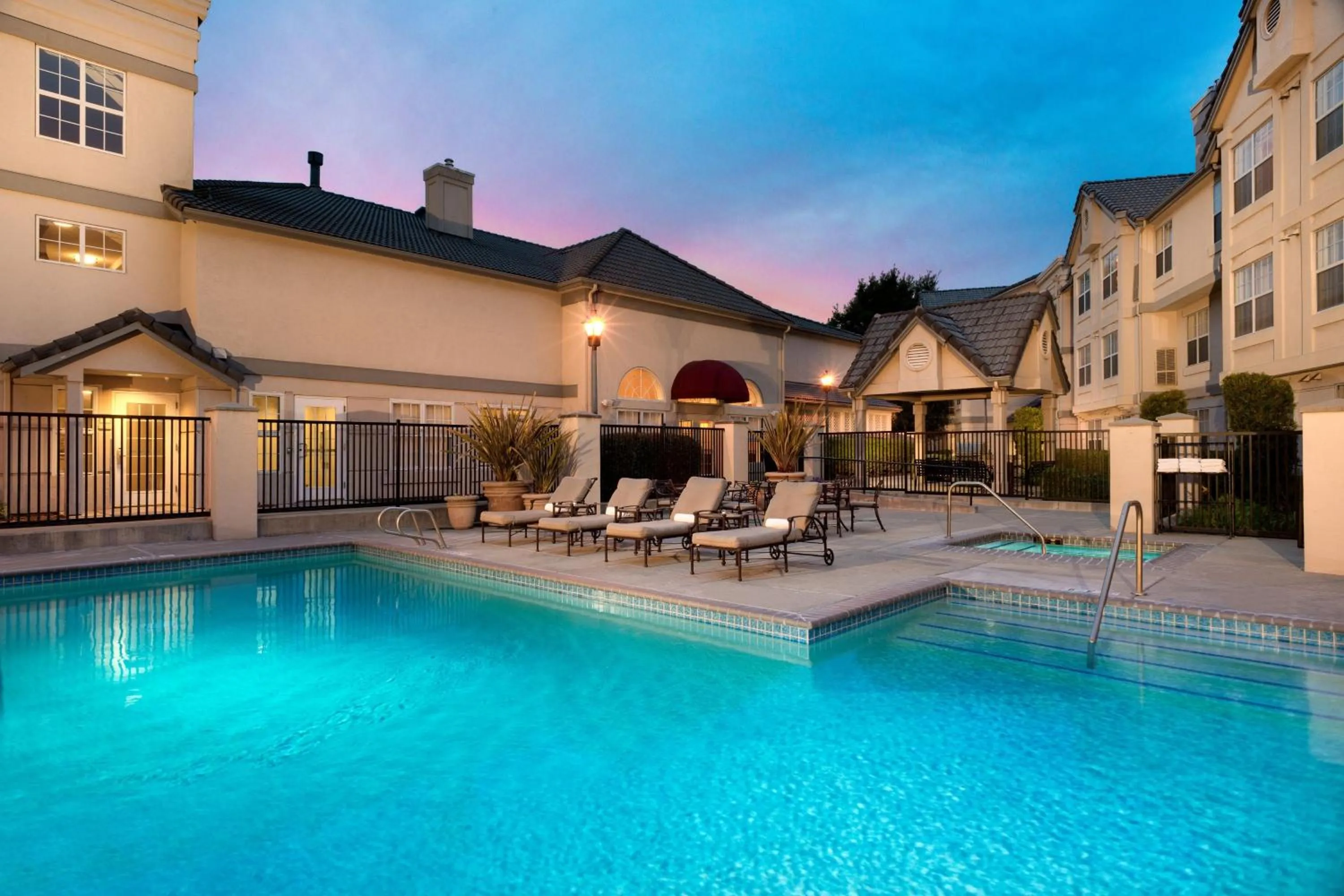 Swimming pool in Residence Inn Pleasanton