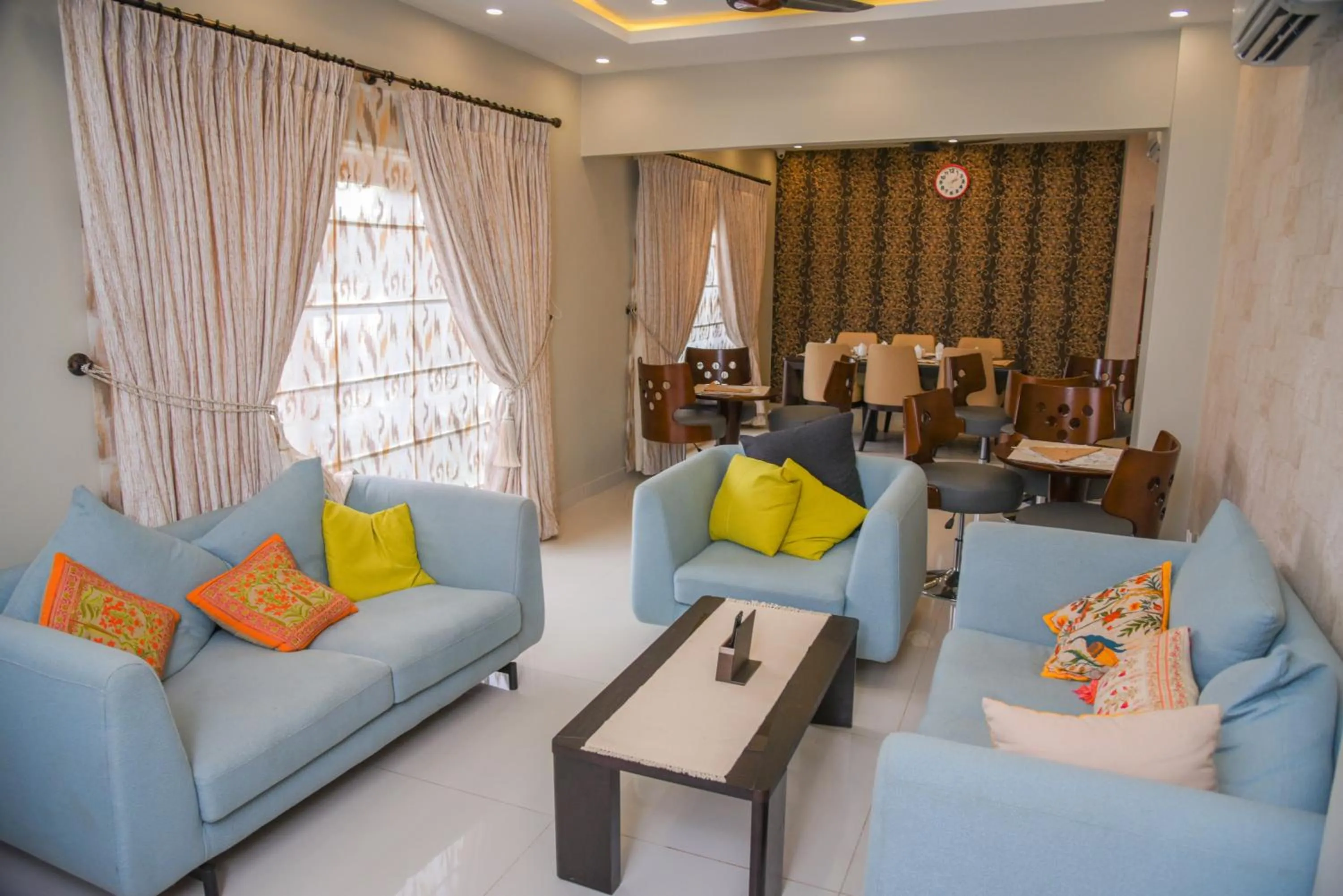 Communal lounge/ TV room in Orchards Cottage Hotel