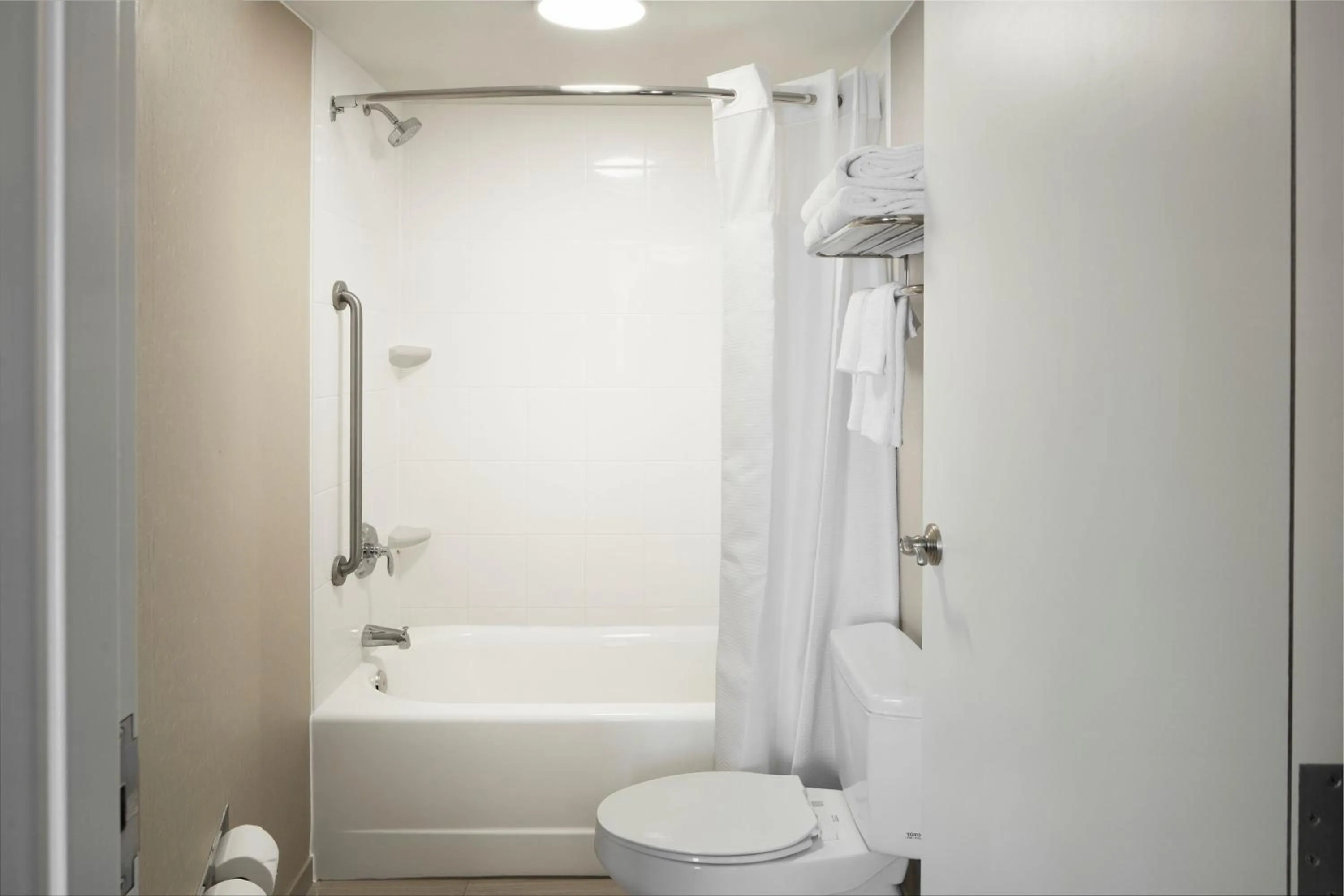 Bathroom in SpringHill Suites by Marriott Virginia Beach Oceanfront