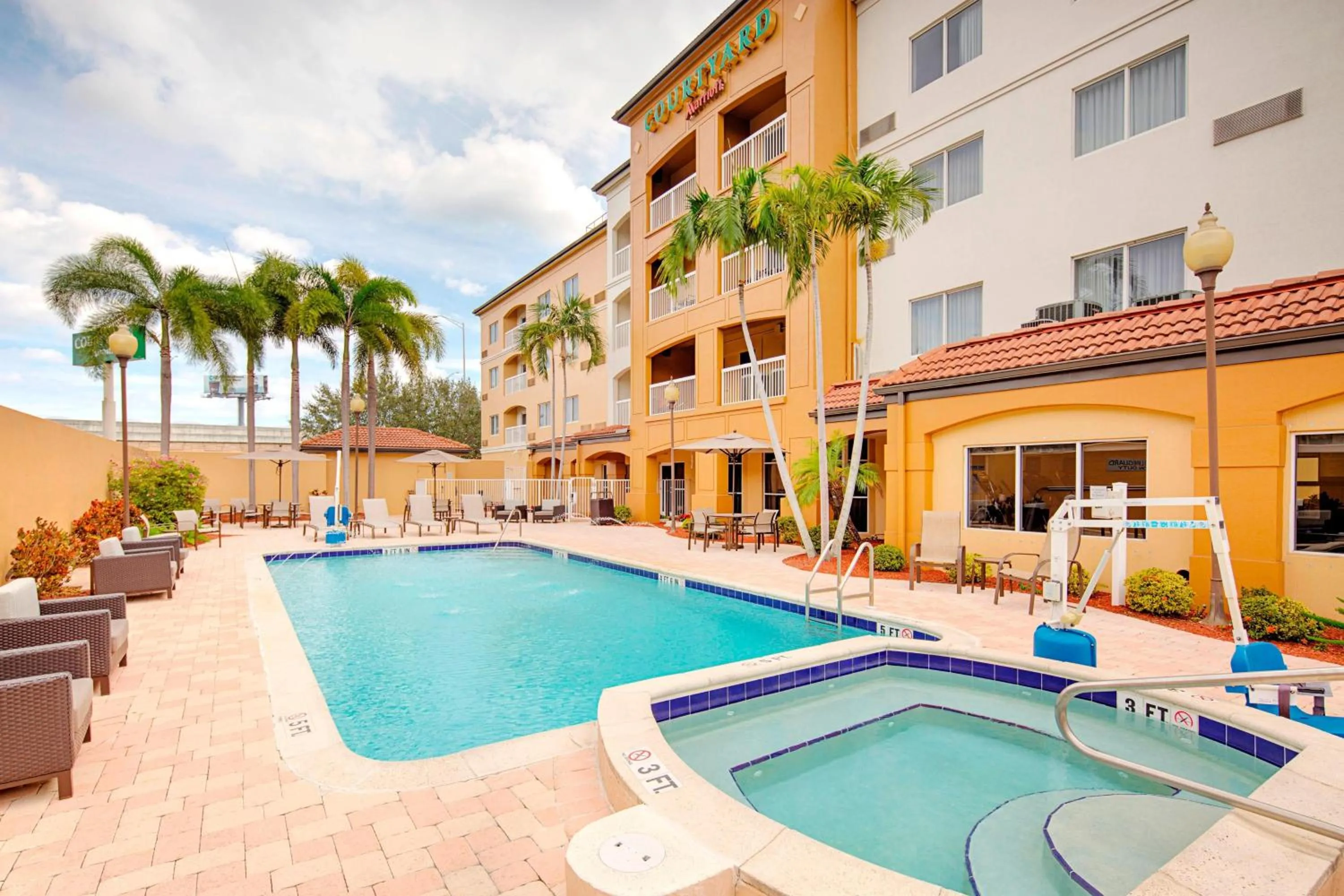 Swimming pool in Courtyard by Marriott West Palm Beach Airport