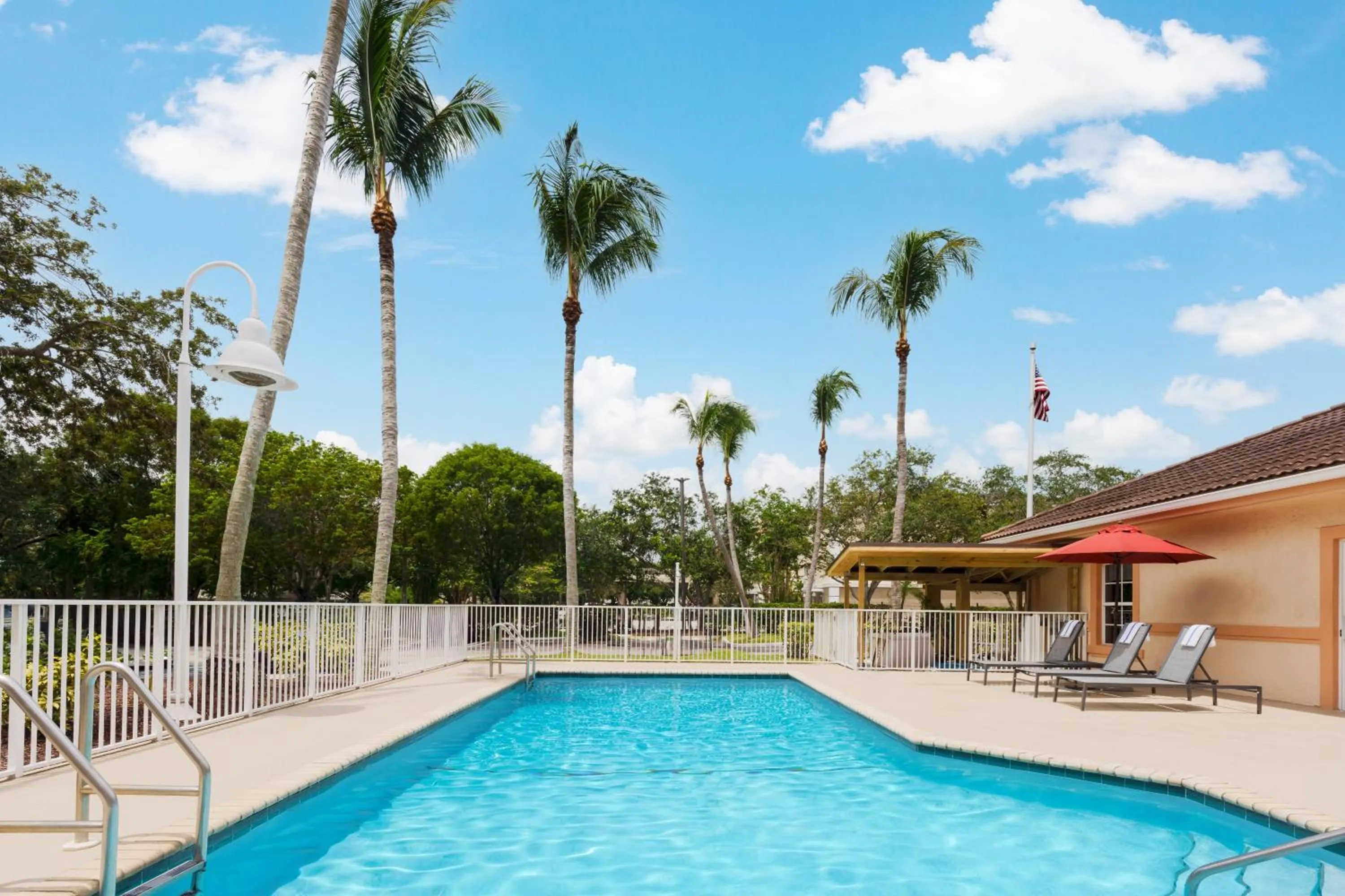 Swimming pool in Residence Inn West Palm Beach