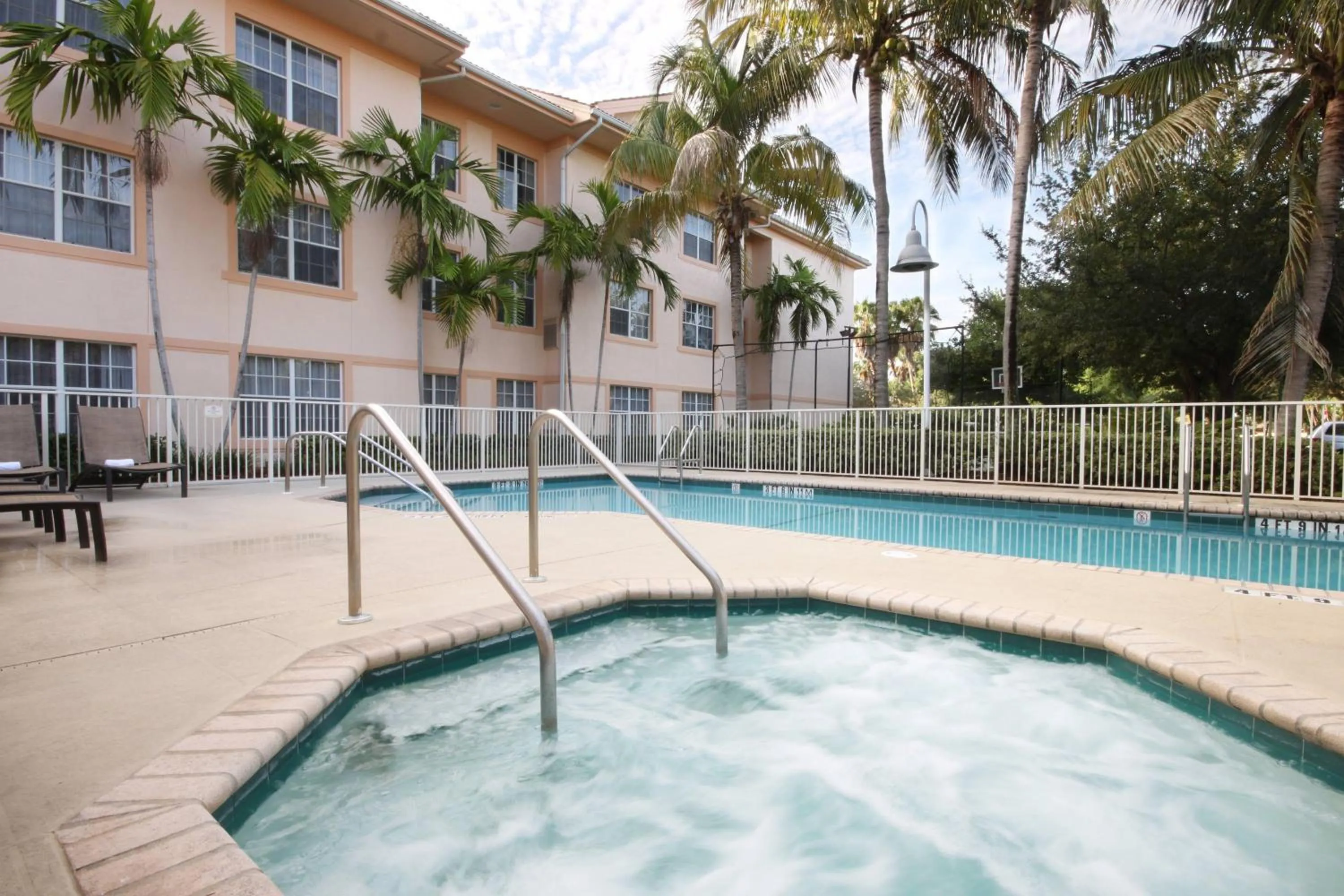 Swimming pool in Residence Inn West Palm Beach