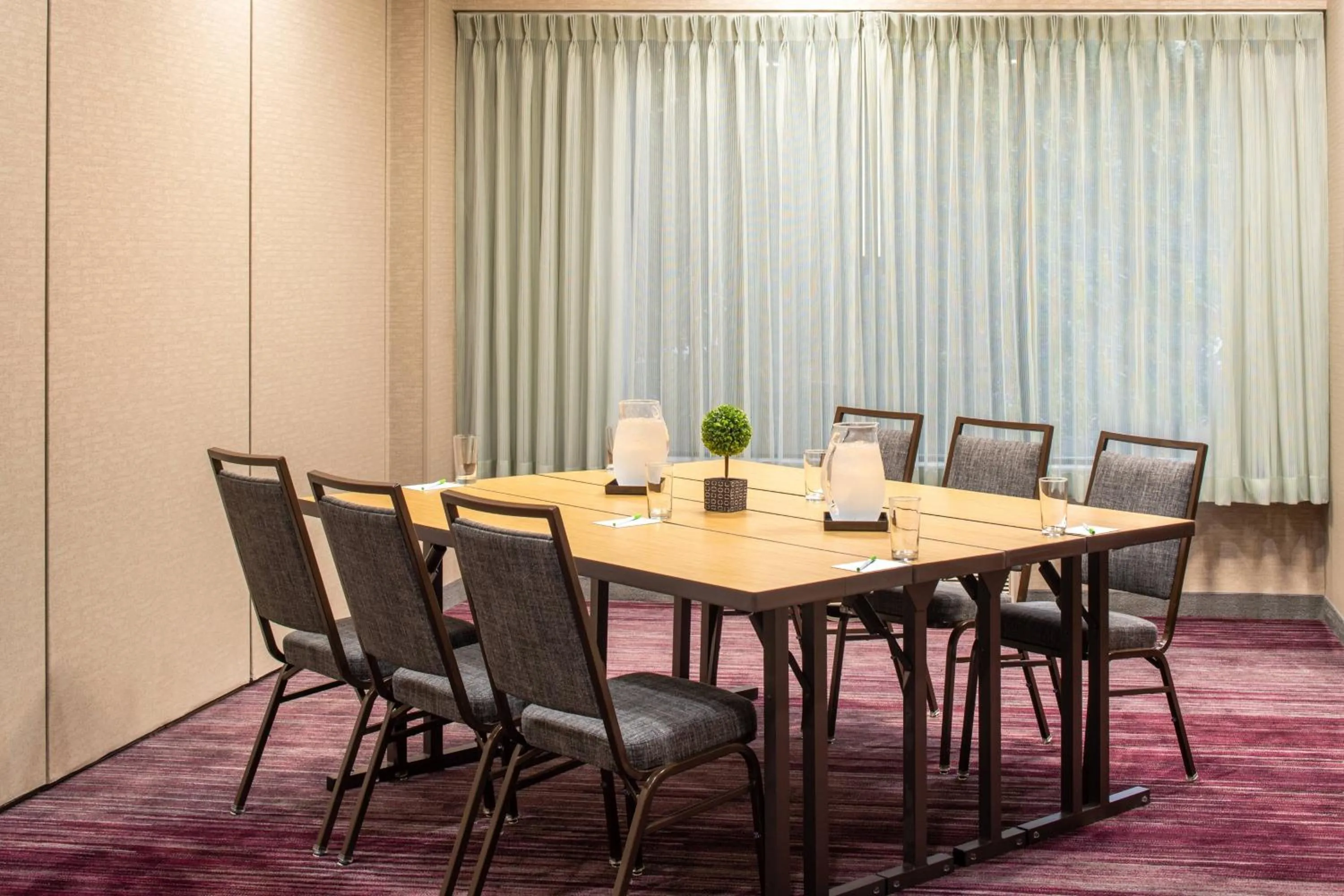 Meeting/conference room in Courtyard by Marriott Portland Airport