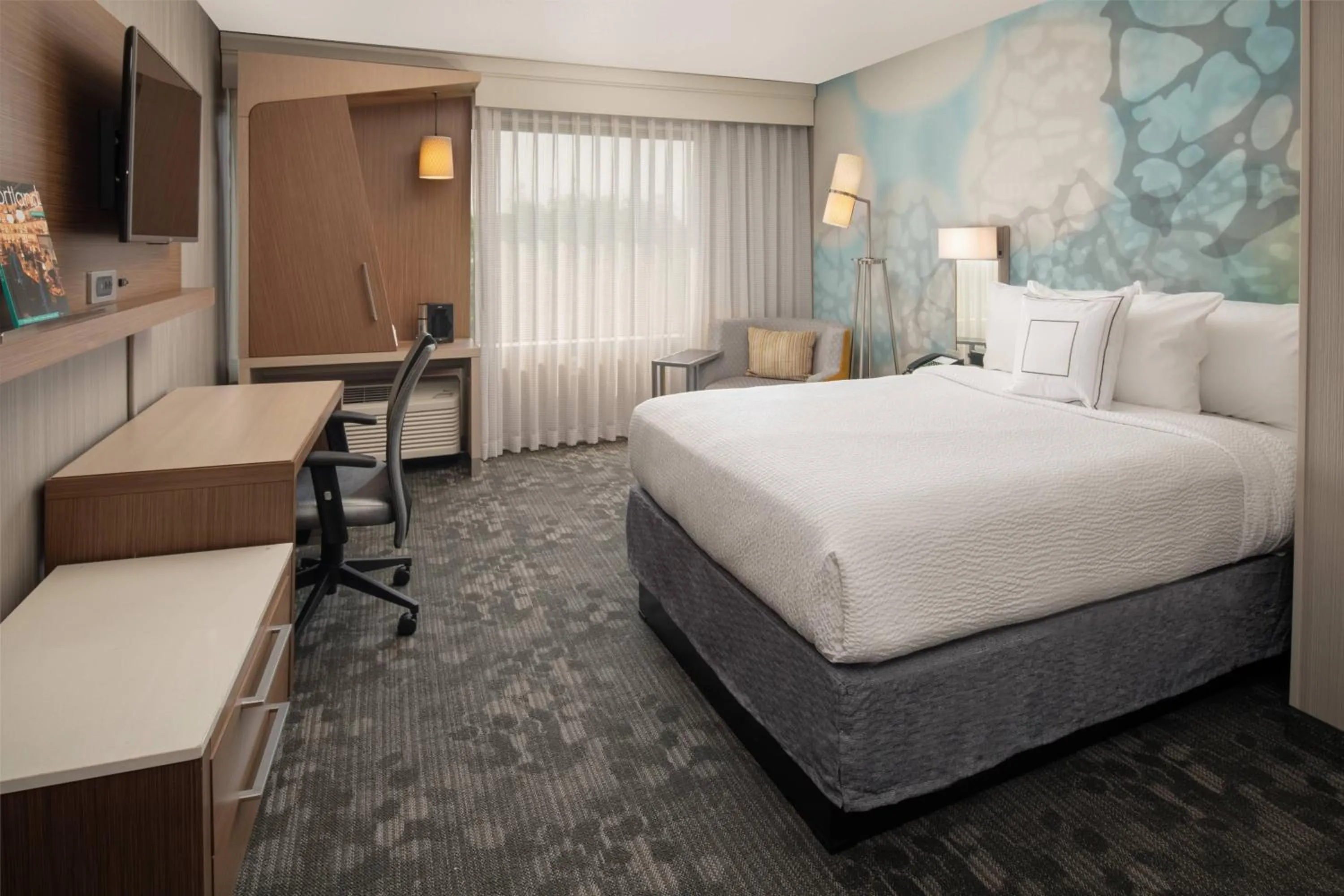 Photo of the whole room, Bed in Courtyard by Marriott Portland Airport