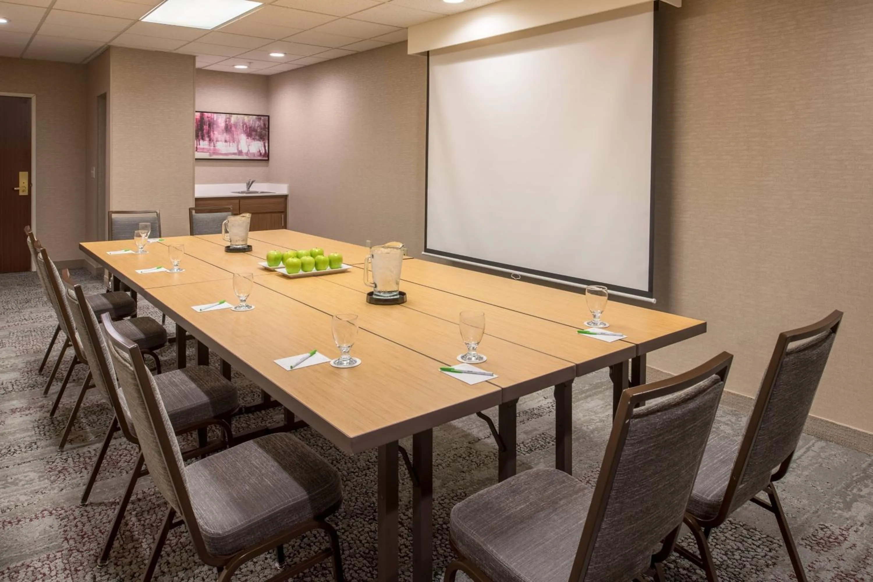 Meeting/conference room in Courtyard by Marriott Portland North