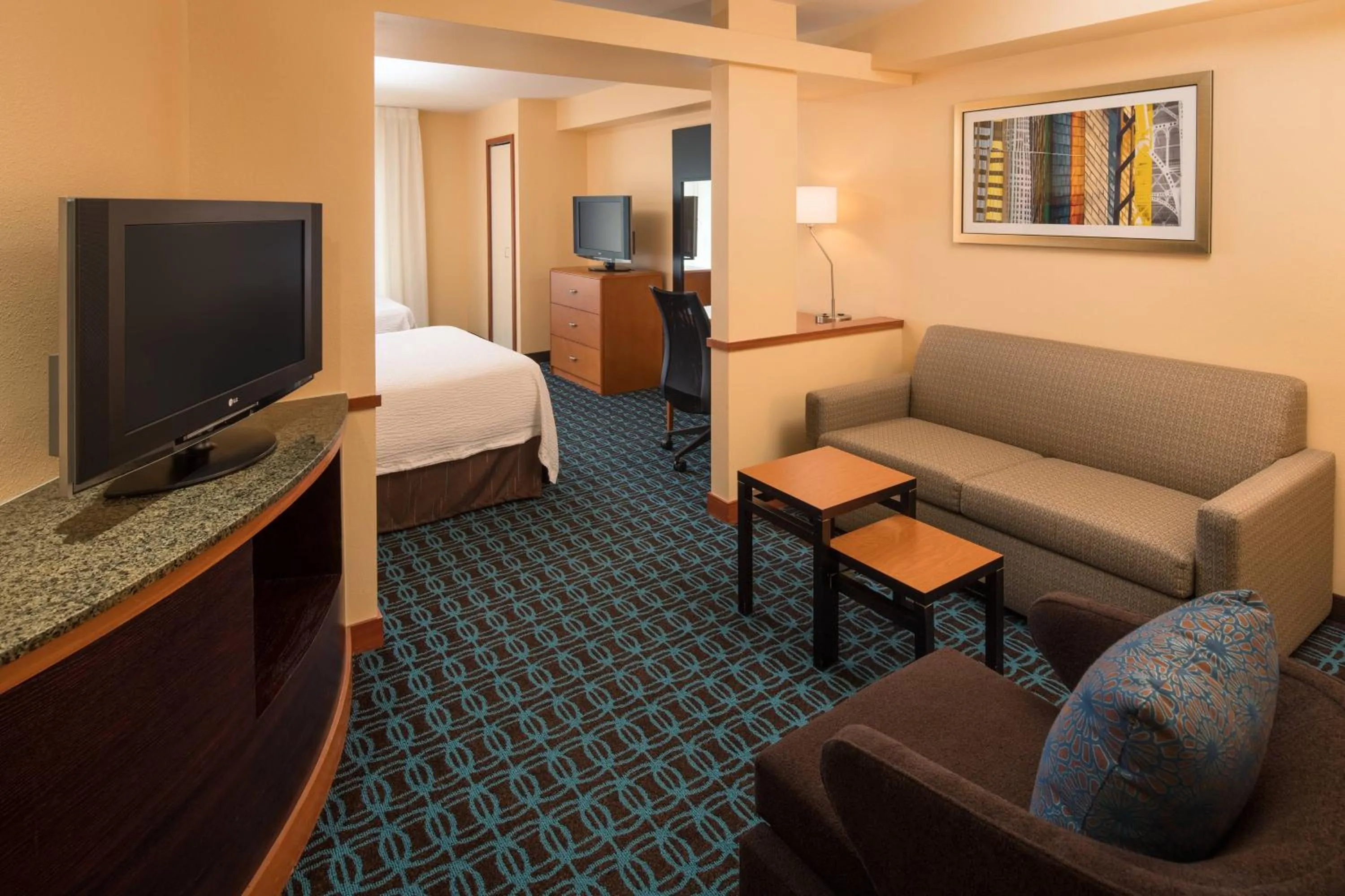 Living room, Bed in Fairfield Inn & Suites by Marriott Portland North