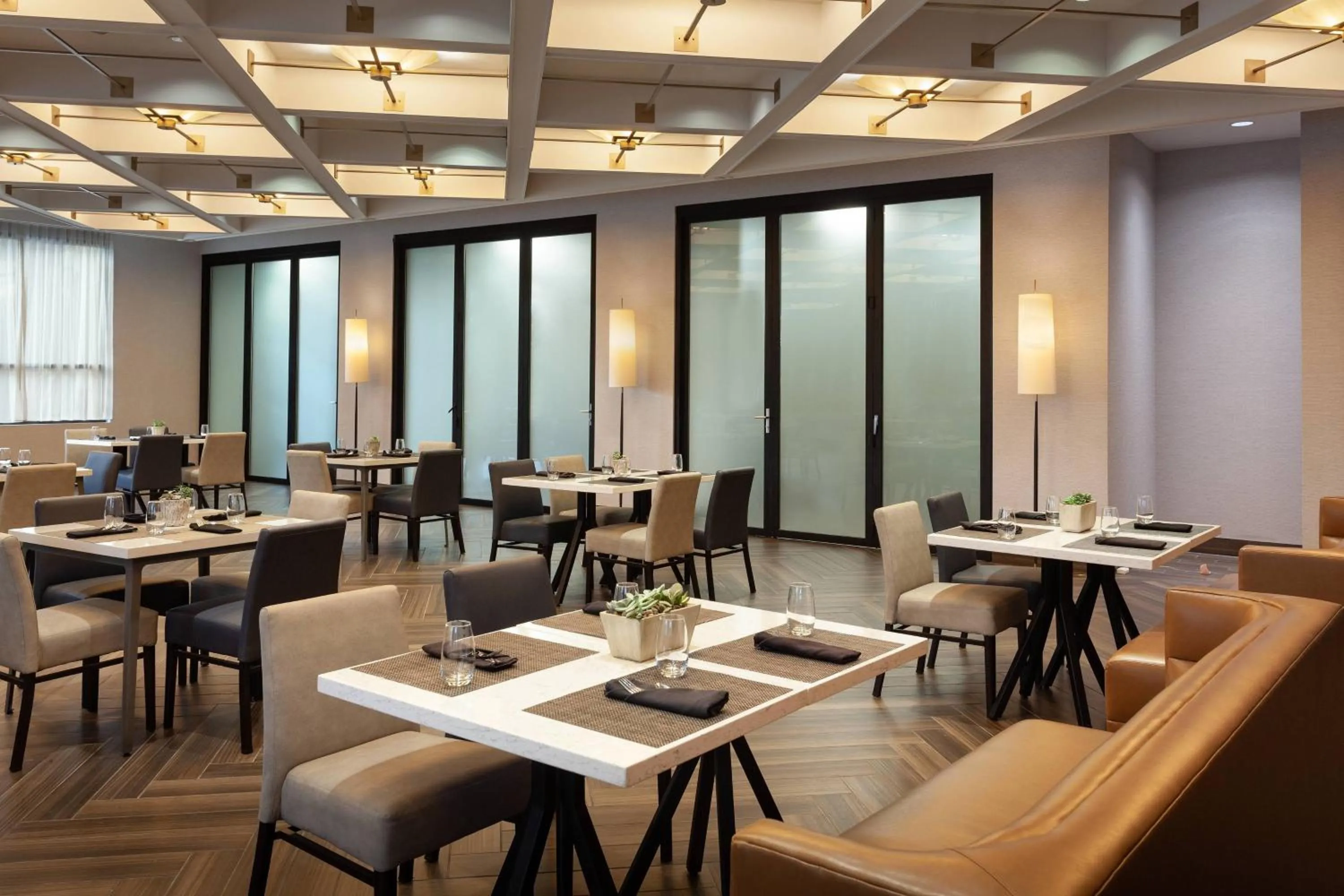 Restaurant/places to eat in Marriott Phoenix Airport