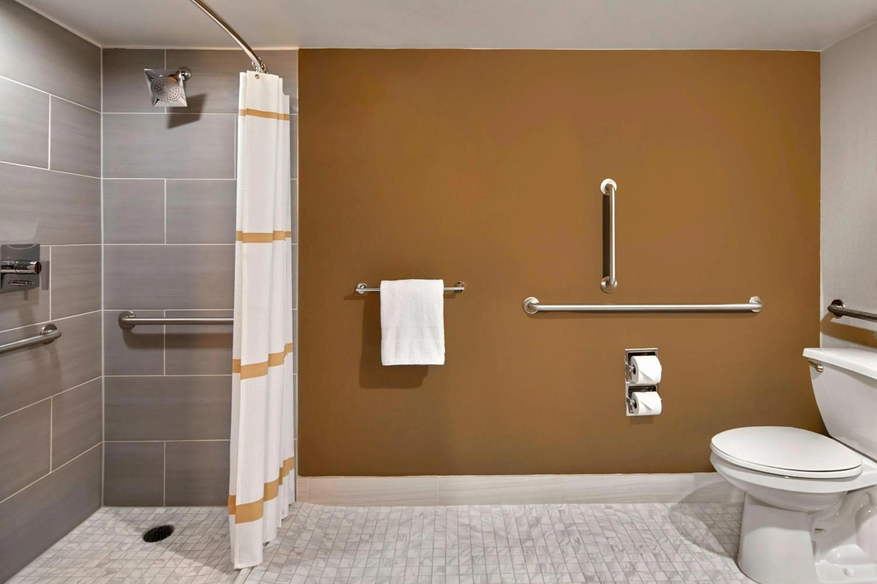 Bathroom in Marriott Phoenix Airport