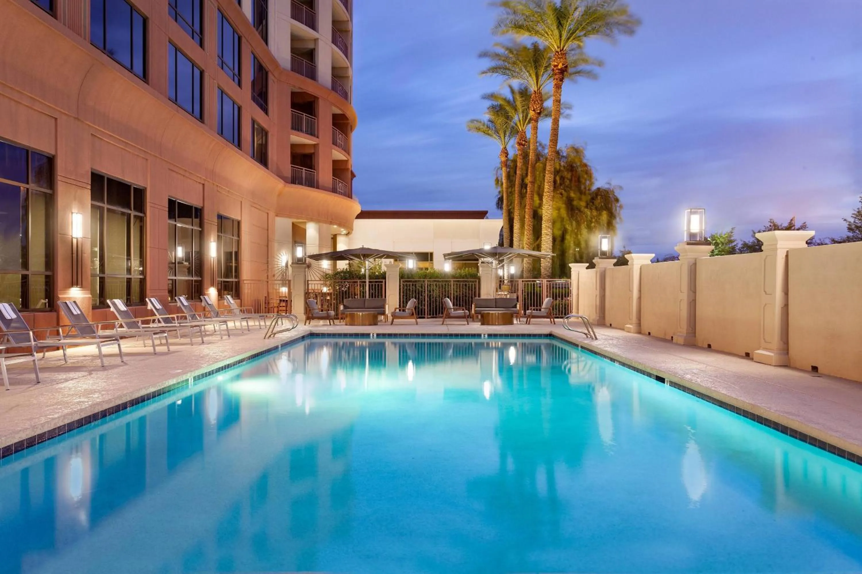 Swimming pool in Marriott Phoenix Airport