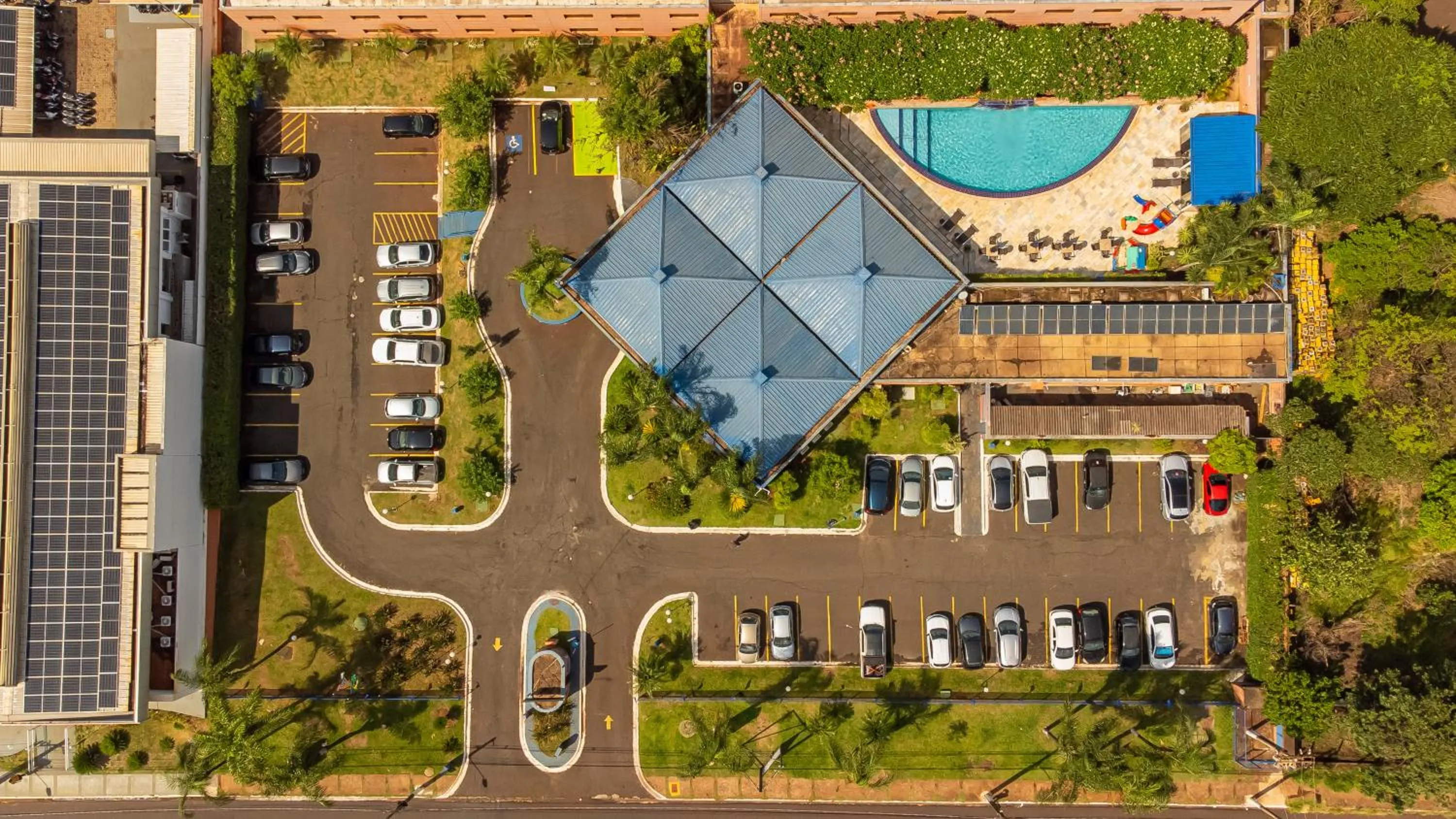 Parking in Hotel Golden Park Ribeirão Preto by Nacional Inn