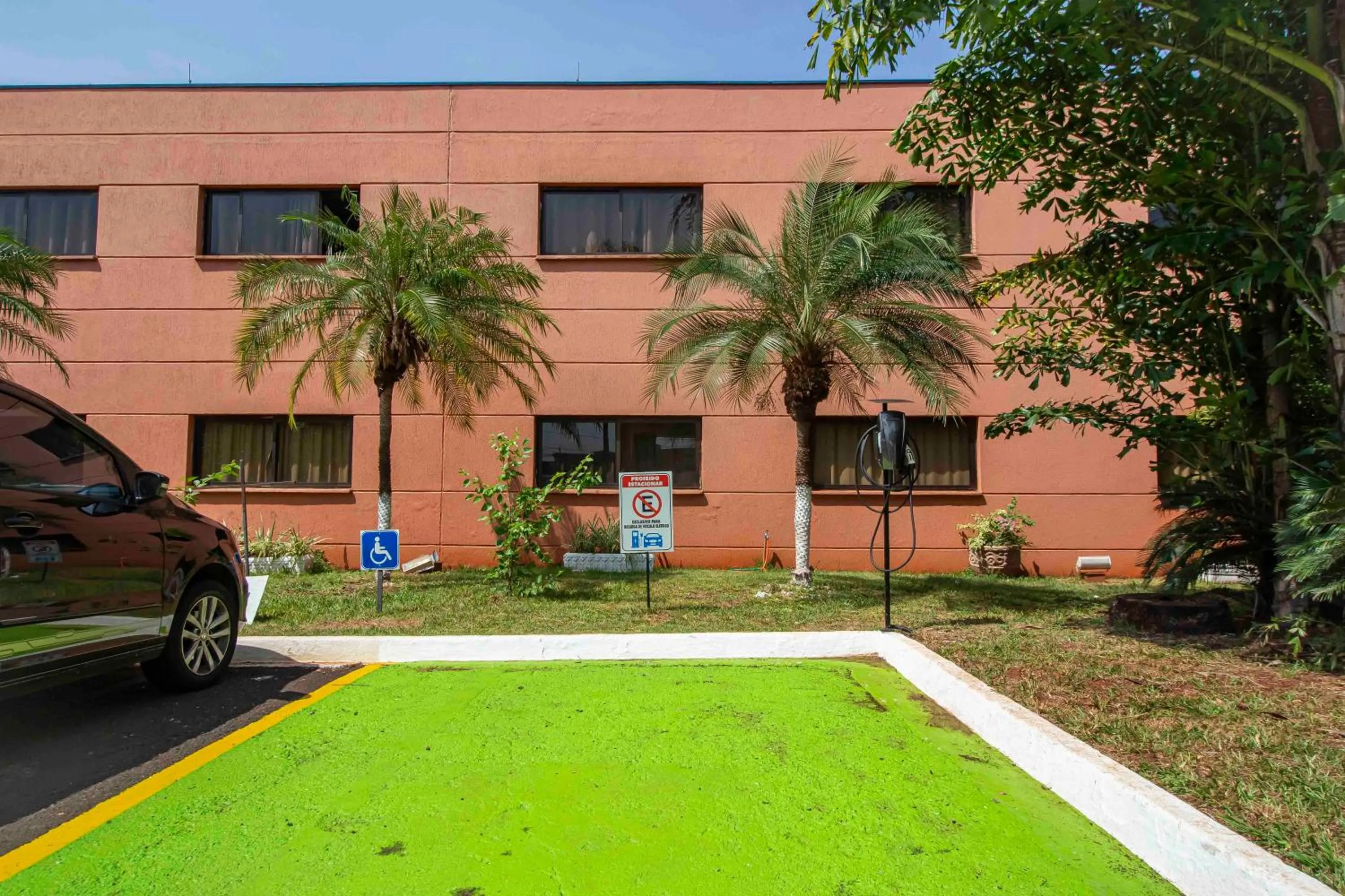 Parking in Hotel Golden Park Ribeirão Preto by Nacional Inn